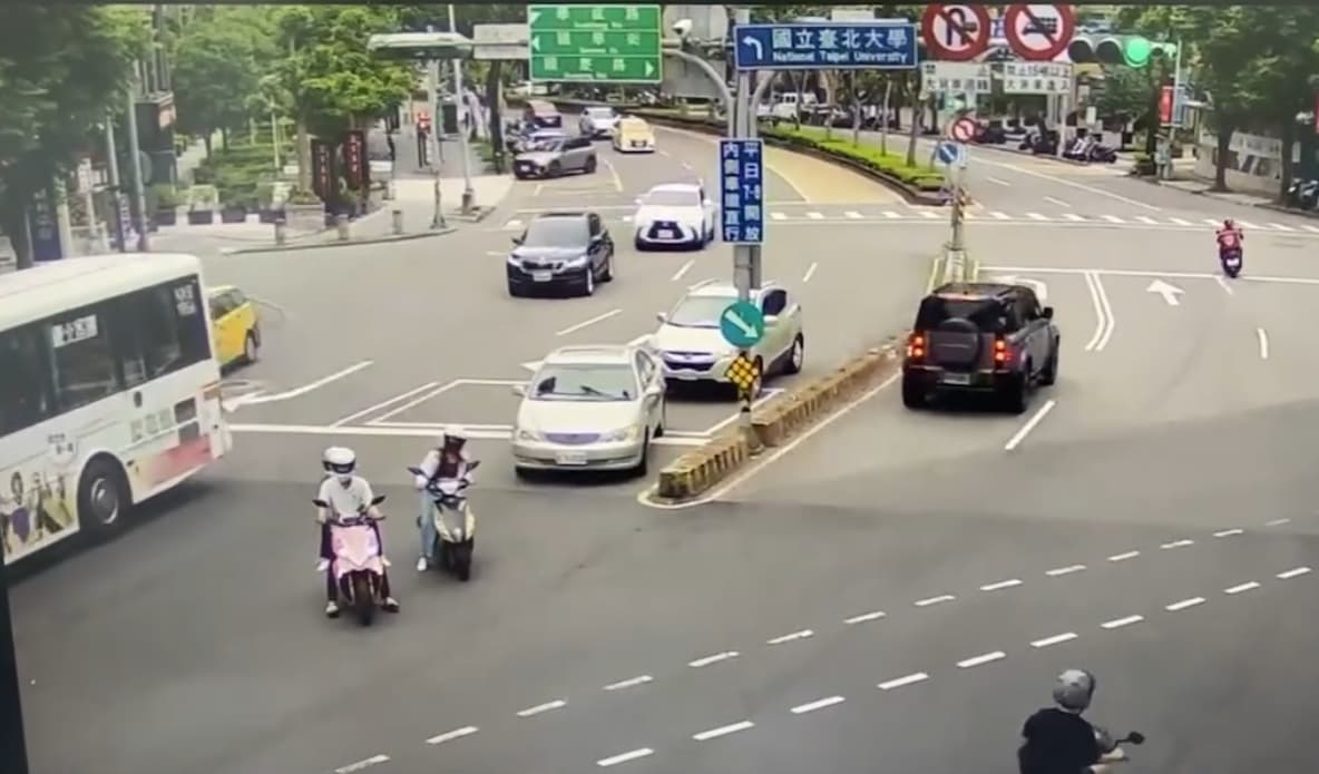 網友曝光肇事駕駛撞車後逃逸畫面，僅1分鐘後釀成3死悲劇，而其中1名死者就是畫面中停在該駕駛前方的黑色摩托車女騎士。（翻攝自threads @qq.amos）