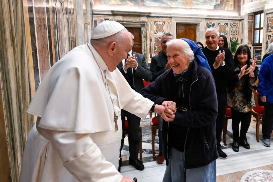 珍妮維耶芙（右）與方濟各是認識超過40年的好友。（翻攝X@vaticannews_pt）