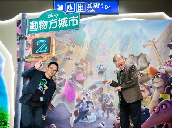 華航董事長高星潢（右）、總經理陳漢銘（左）化身探險隊，一起踏上歡樂冒險旅程。（華航提供）