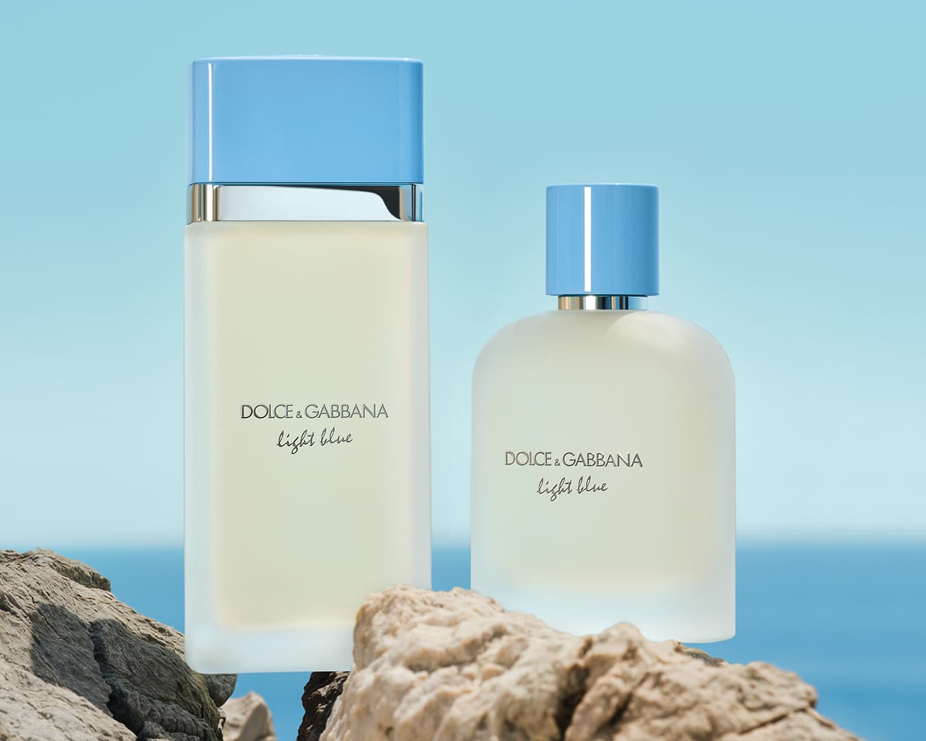 淺藍海邊漫步女性淡香水100ml／NT$4,600、50ml／NT$3,500、30ml／NT$2,500；（右）男性淡香水100ml／NT$3,900、50ml／NT$2,980。（LUXASIA盧亞提供）