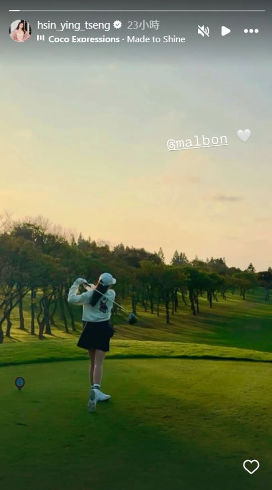 曾馨瑩過去分享穿一身Malbon高爾夫球裝打球的姿態。（翻攝曾馨瑩IG）