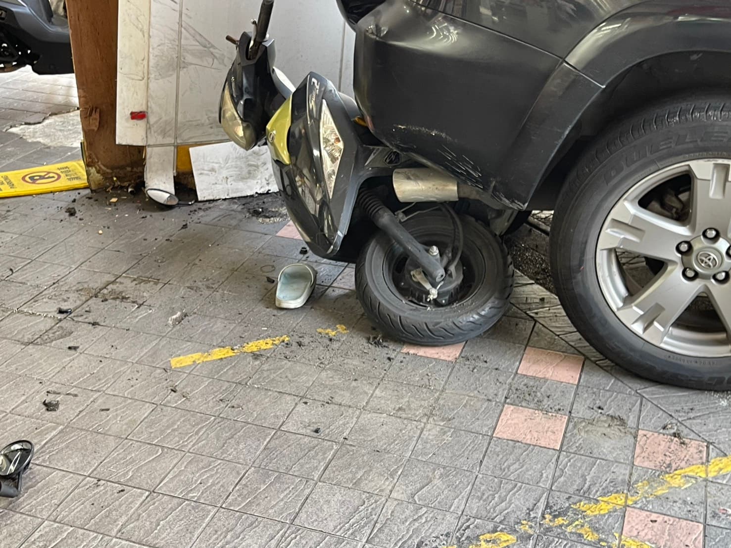 北市延平北路三段發生一起休旅車倒車時暴衝車禍，一位機車騎士所幸有機車當作緩衝，驚險躲過一劫。（翻攝畫面）