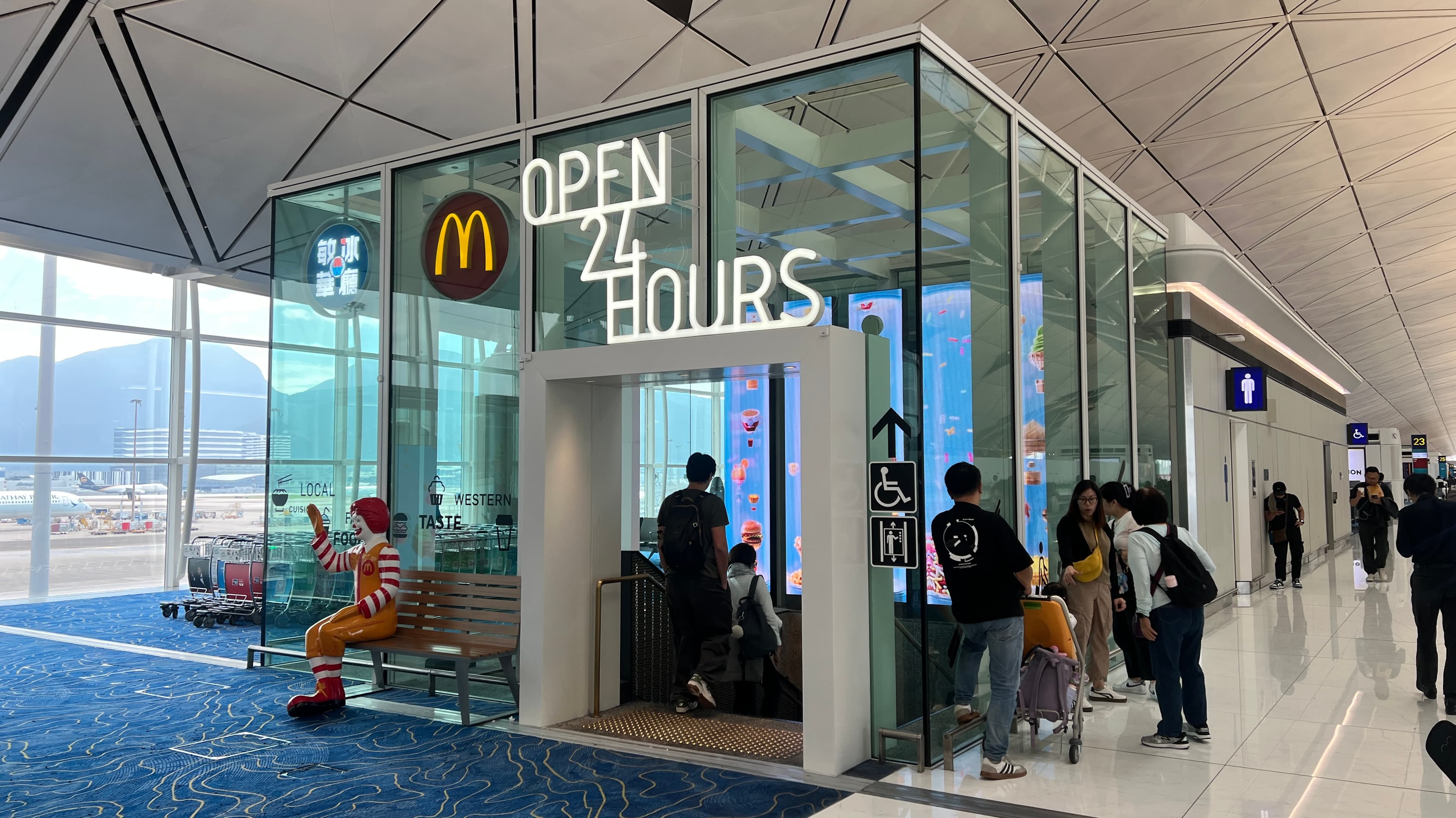香港國際機場已恢復昔日繁忙景象，24小時的麥當勞也進駐提供服務。