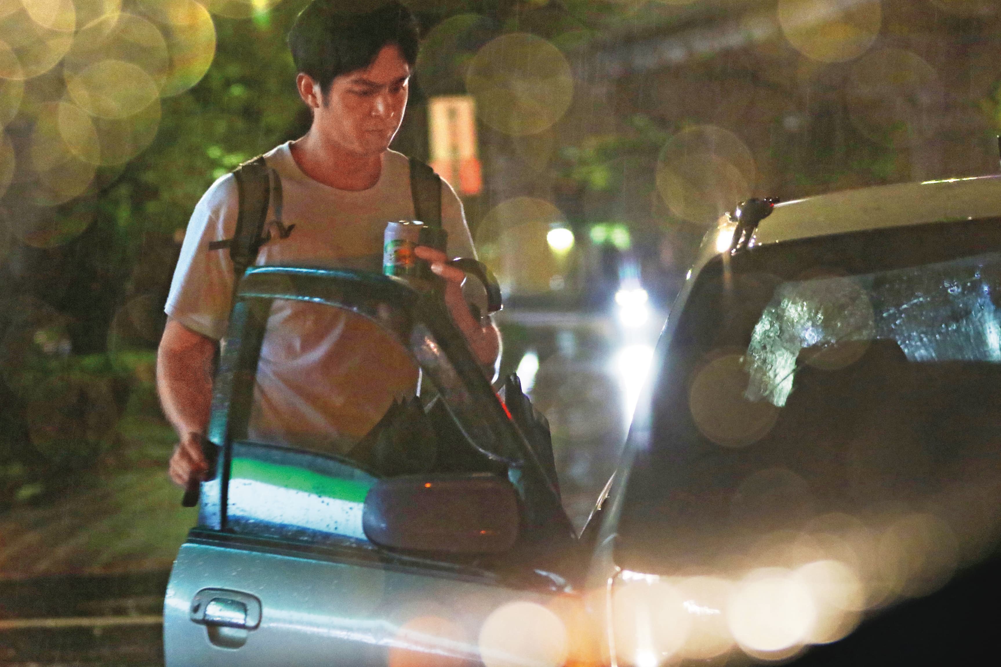 19：10 李芷瑤開車前來接送蘇韋華，看來很疼底迪，對他照顧有加。