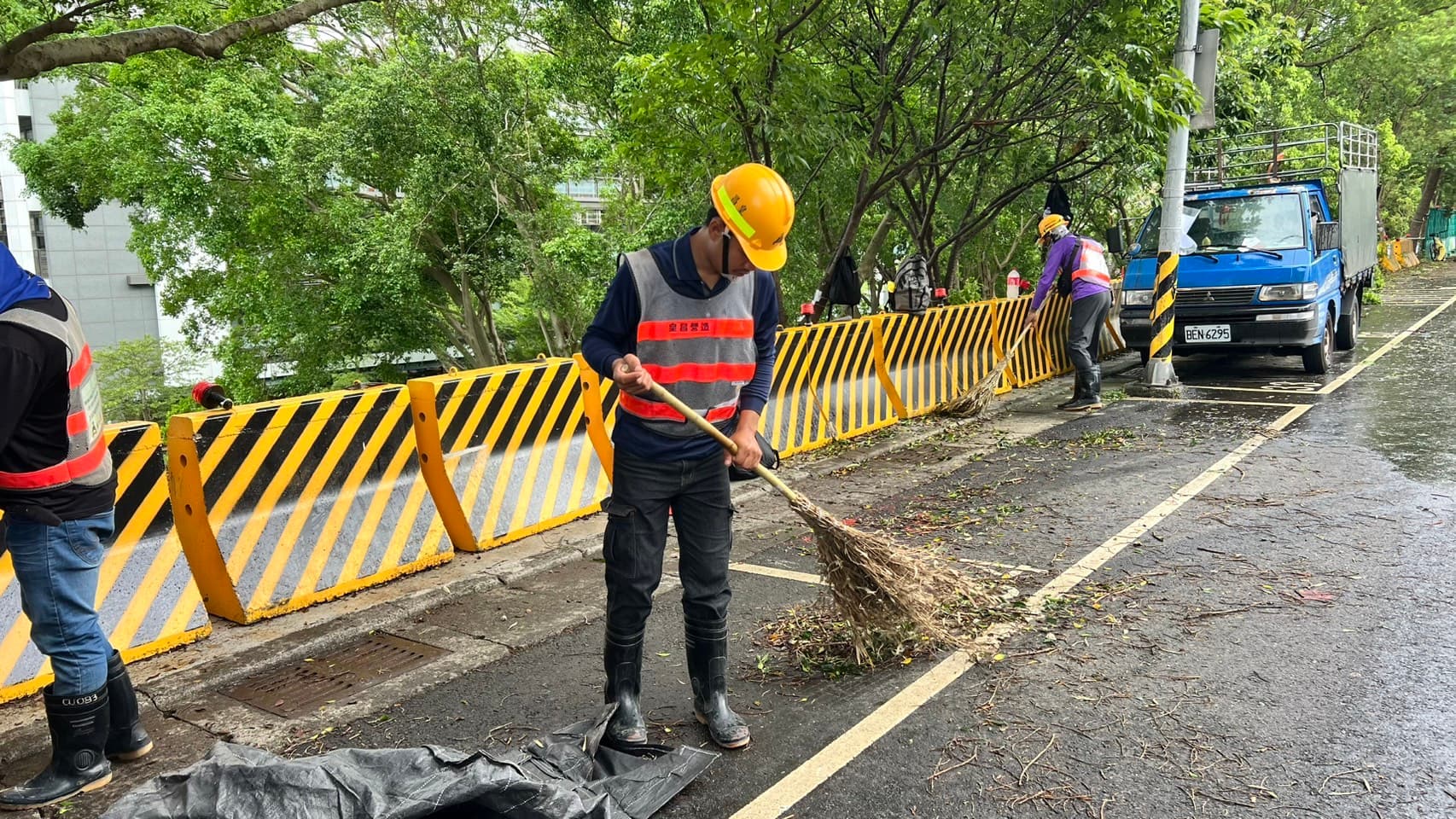 皇昌營造協助內湖瑞光公園周邊清掃。（翻攝畫面）