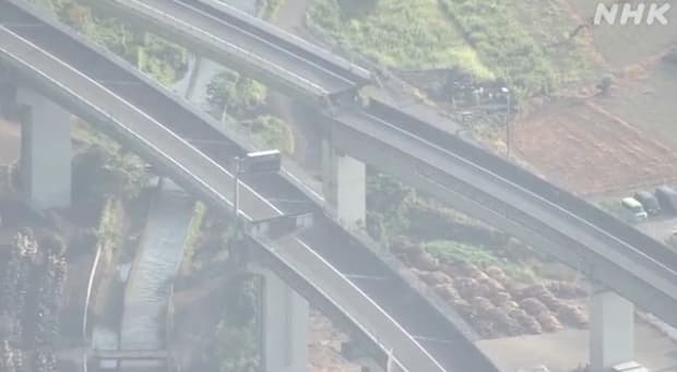 八代交流道的高架路段連接處出現明顯落差與錯位下陷。（翻攝自NHK）