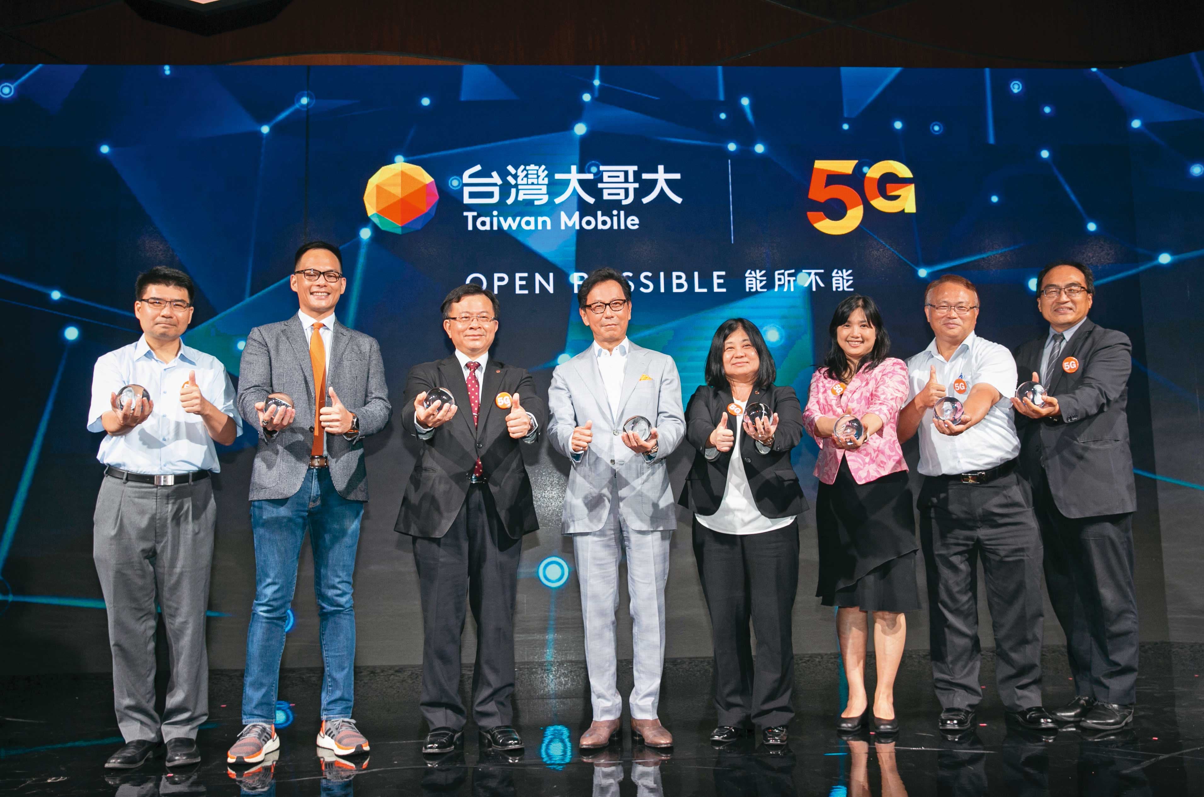 台灣大董事長蔡明忠（左4）找來當年還是電信小白兔的台灣大總經理林之晨（左2），操刀「超5G策略」。