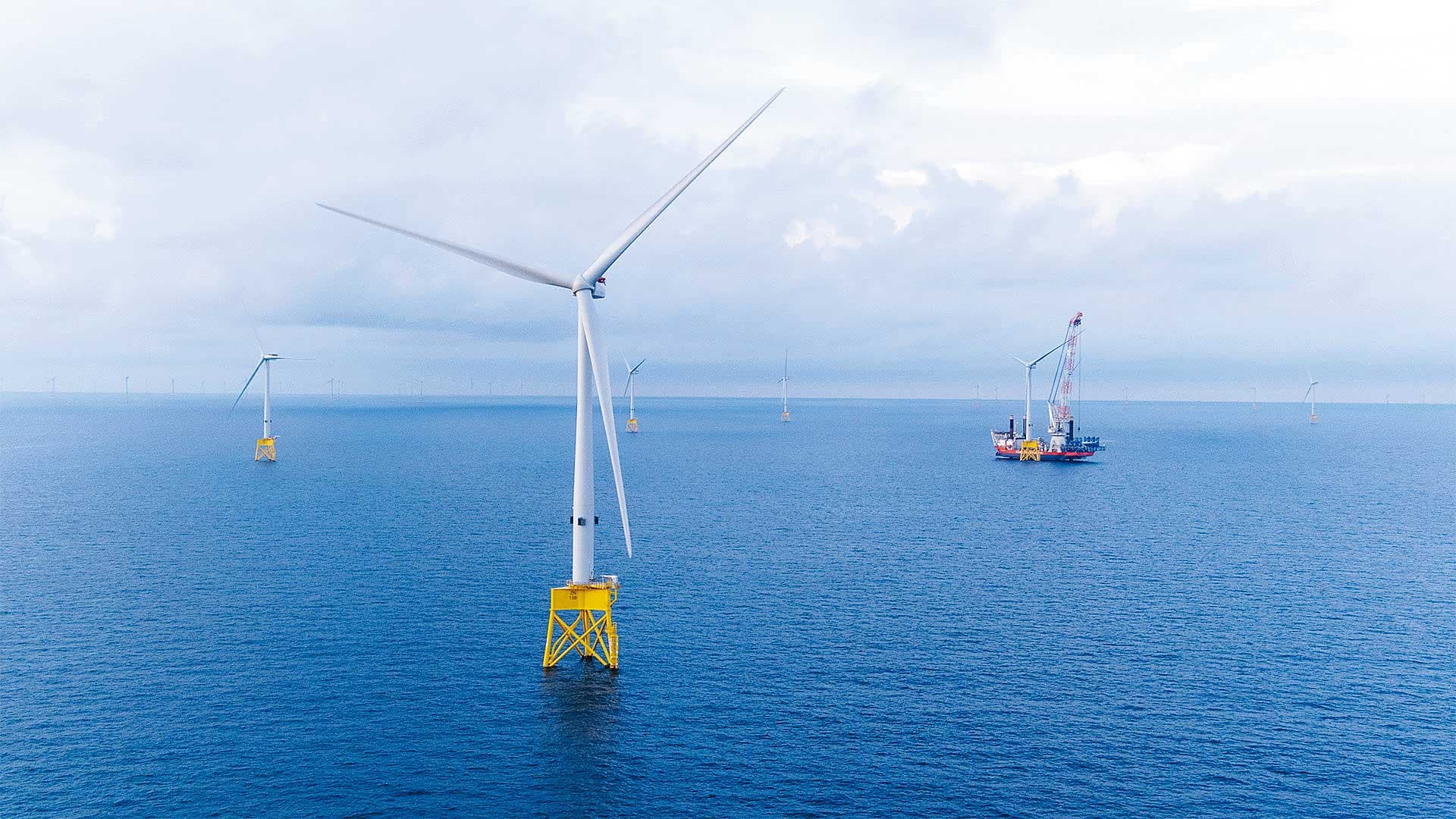 離岸風電不但為台灣淨零轉型帶來具體貢獻，在開發商全力協助下，還造就許多本土離岸風電供應商的崛起，創造成千上萬個優質的工作機會。（翻攝中能離岸風場官網）