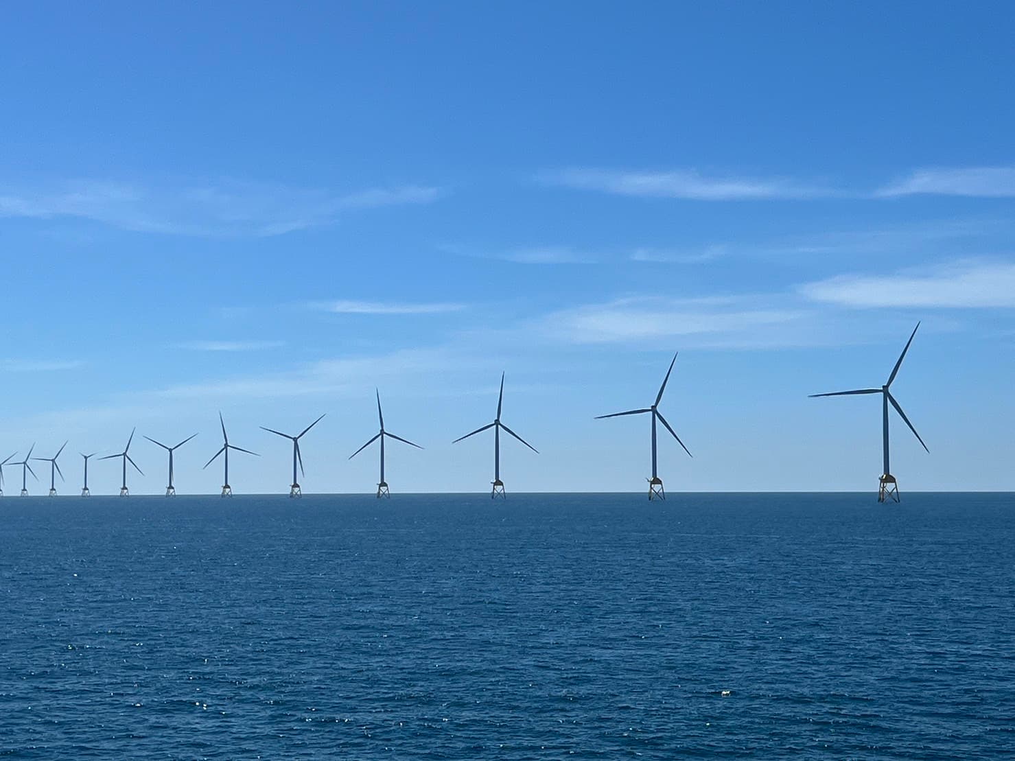 位於台灣海峽的離岸風電風機，除了是台灣重要的綠能供應來源，更具有高度的戰略意義，因為如此，負責安裝與維修的廠商及船舶身分，也就更值得政府國安單位重視。（本刊資料照）