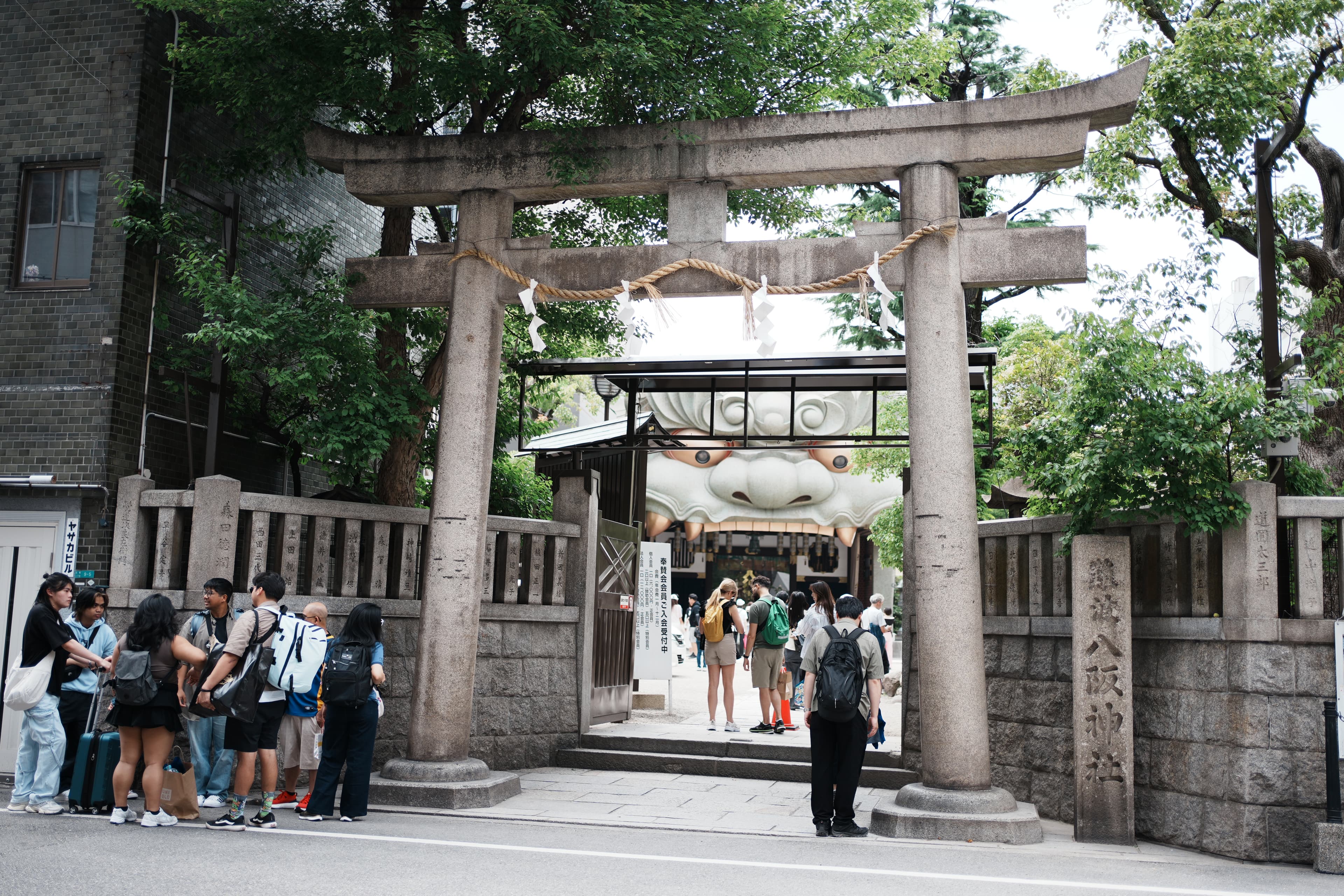 難波八阪神社位在大阪難波車站，走路約10分鐘內的距離。