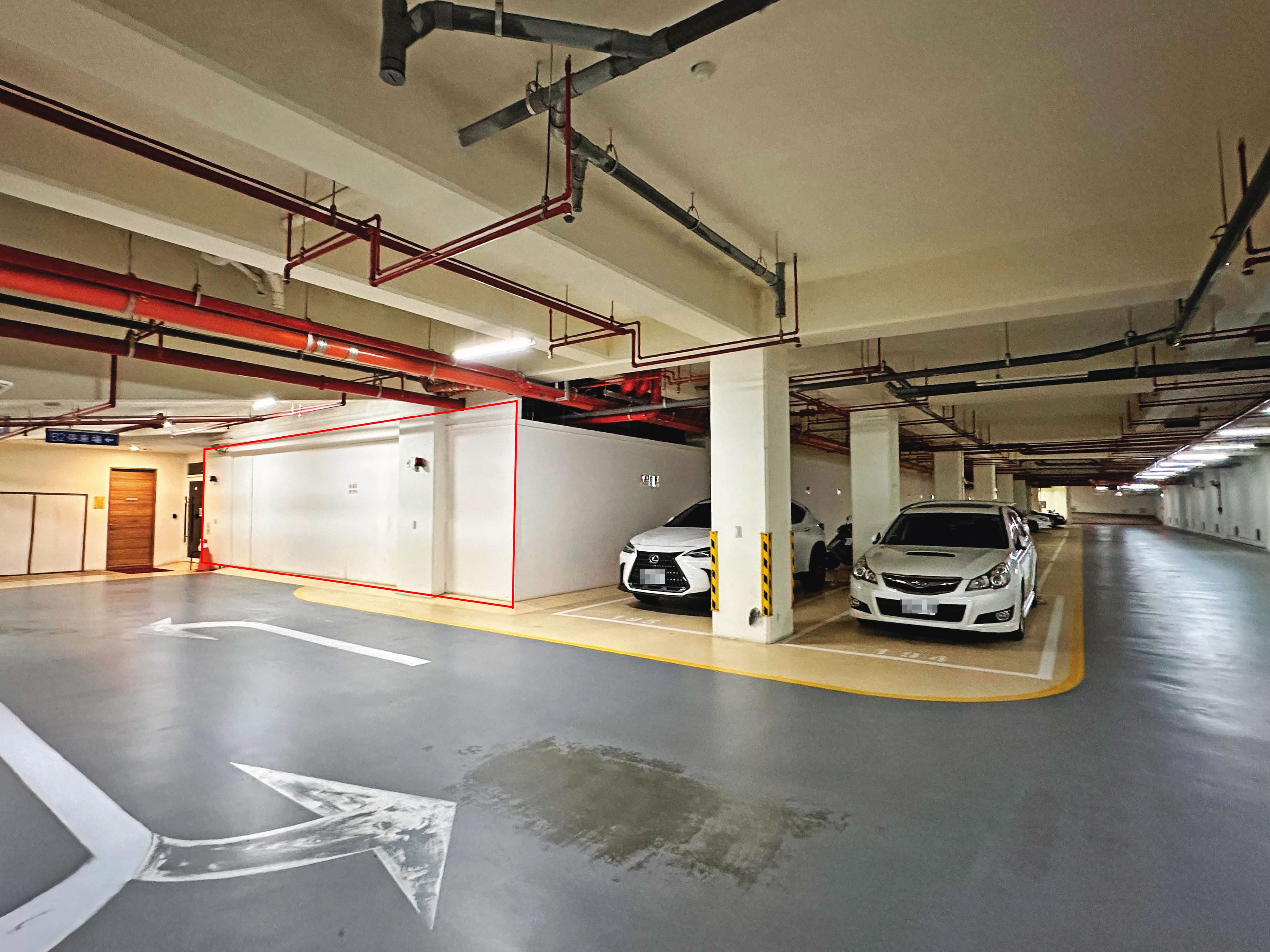 帝品苑宣傳廣告將健身房等3百餘坪公設，規劃在地下1樓停車場（紅框處），住戶認為被騙而提告勝訴。（讀者提供）