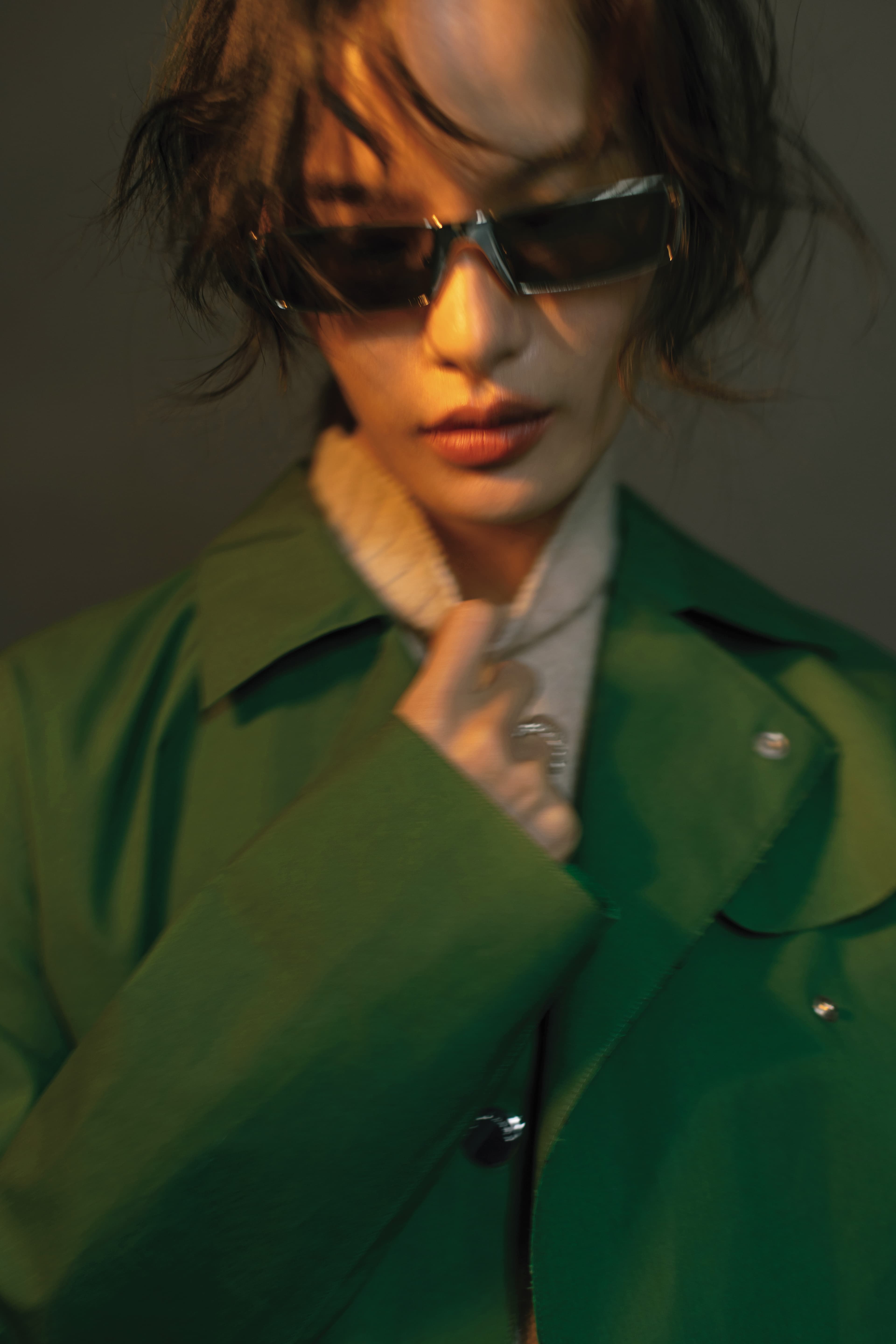 愛爾蘭綠色風衣外套 NT$49,900 by LONGCHAMP／米白色長連身裙 NT$29,600 by LONGCHAMP／墨鏡 價格店洽 by H&M Studio／Pavé密鑲古巴鍊戒指 NT$4,080 by PANDORA