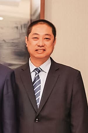 宸峰集團負責人蔡清旭（圖）除透過陳啟昱承攬台綠光電案場賺取暴利，另涉虛增抽砂船及浮報土地交易價，共向銀行詐貸2.3億元。（翻攝臉書）