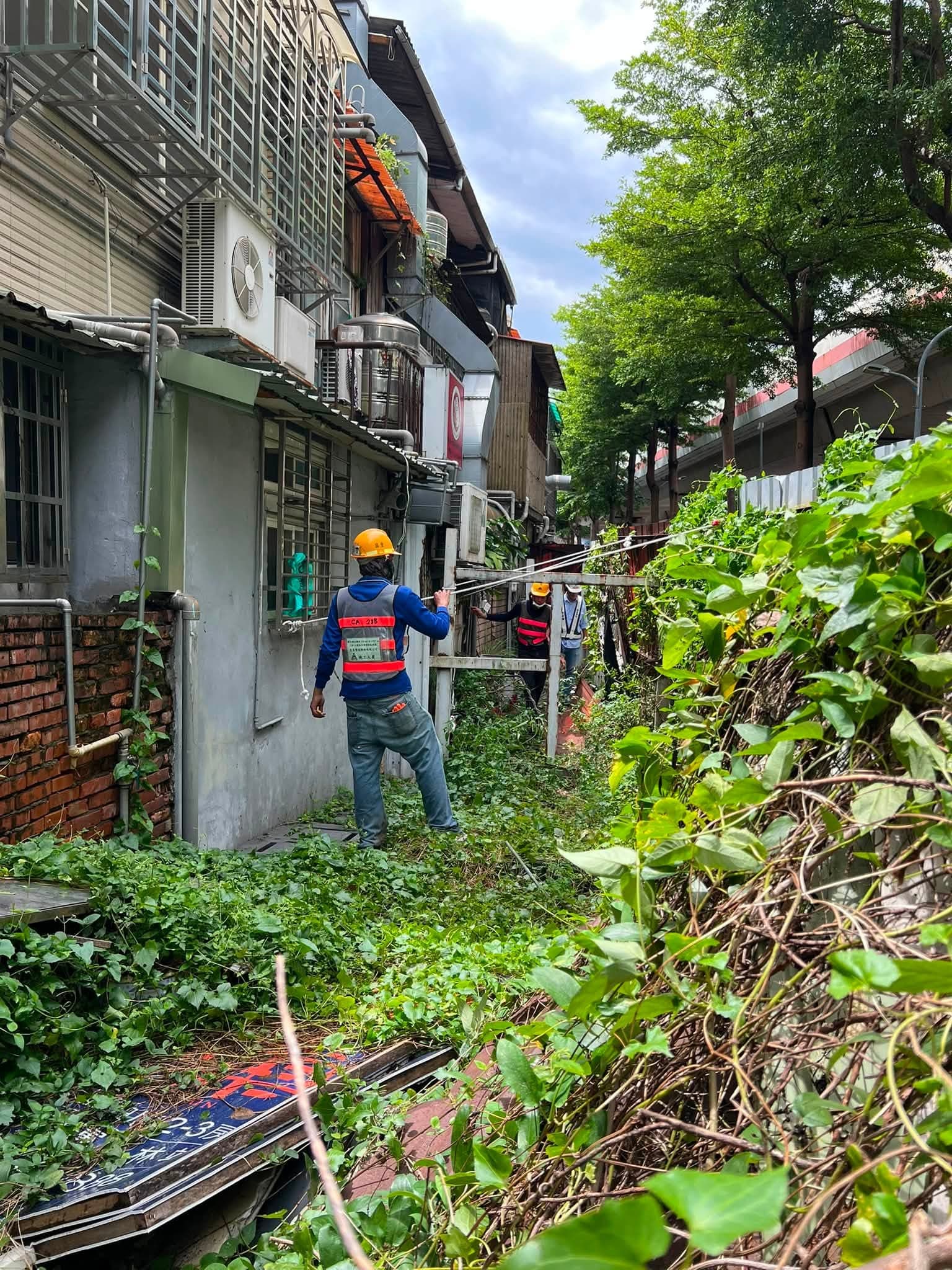 皇昌營造助民眾恢復市容。（翻攝自「舊佳里松愛你」臉書）