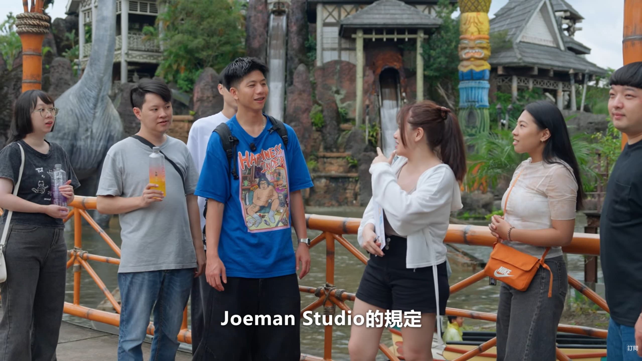 經紀人Yuni疑拿無套當哏，稱「不能穿雨衣」。（翻攝Joeman YT）