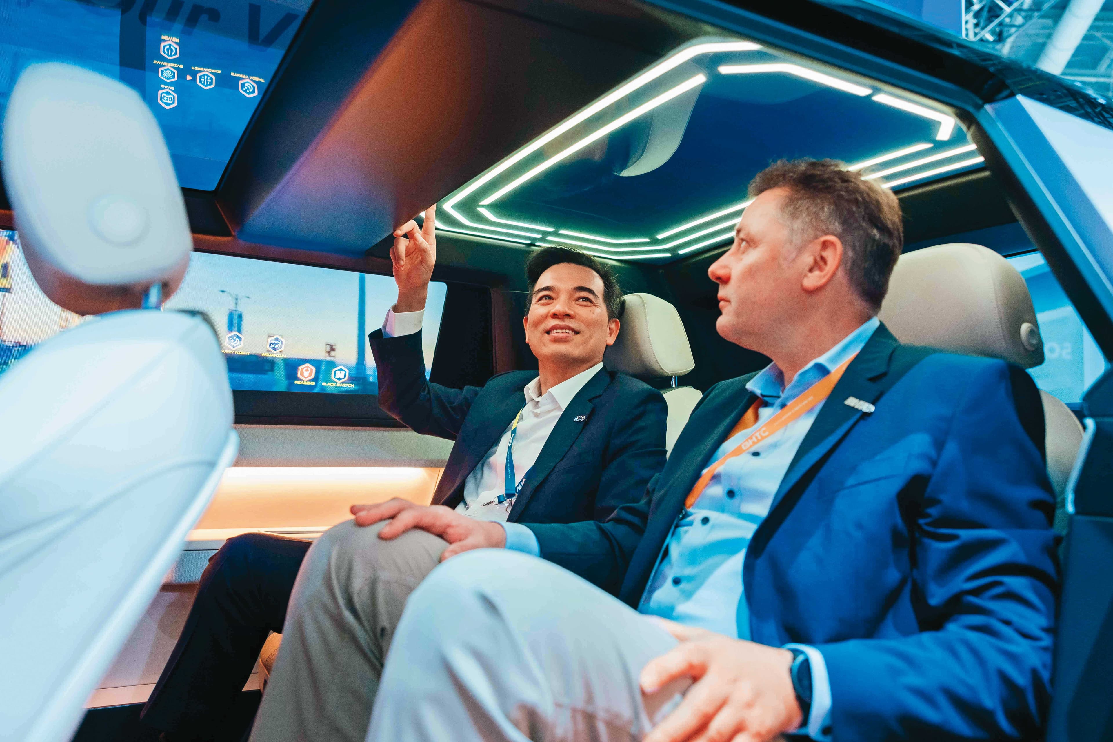 智慧座艙為自駕車帶來全新變革，未來可在車上辦公、購物、娛樂，甚至和朋友專注聊天。（翻攝友達光電官網）