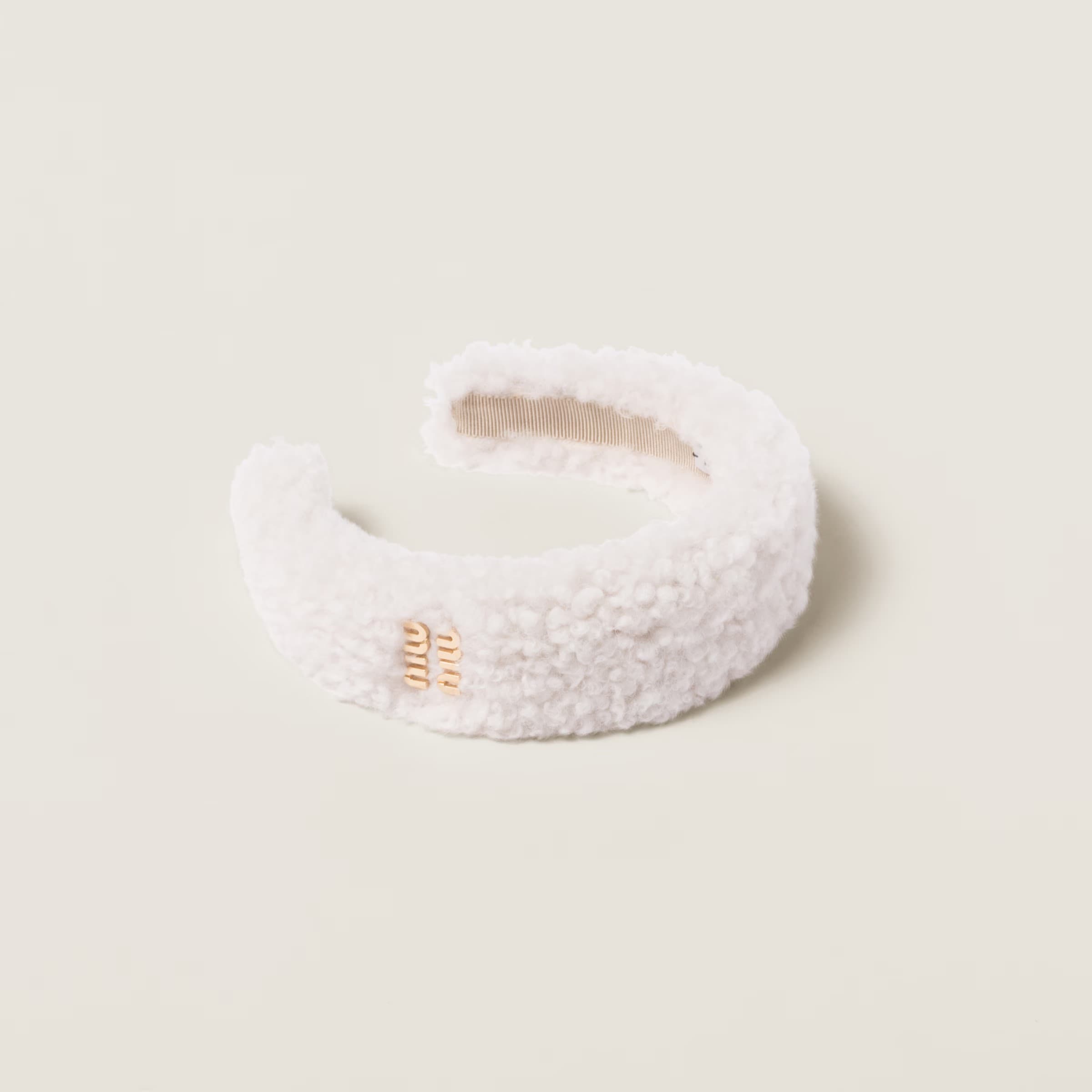 Miu Miu羊絨髮箍。NT$19,500（Miu Miu提供）