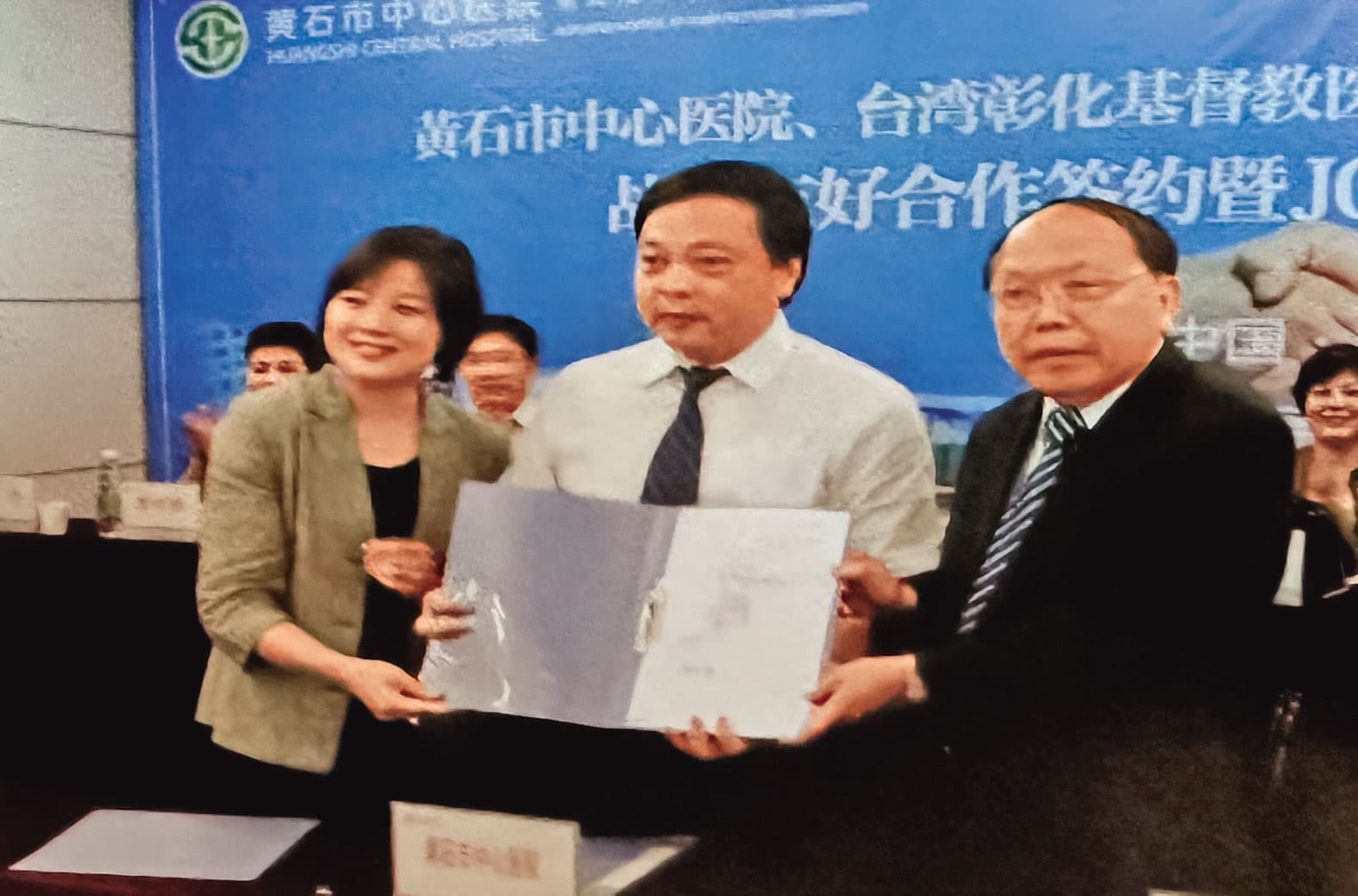 彰化基督教醫院前總院長郭守仁（右）熱衷兩岸合作。（翻攝網路）