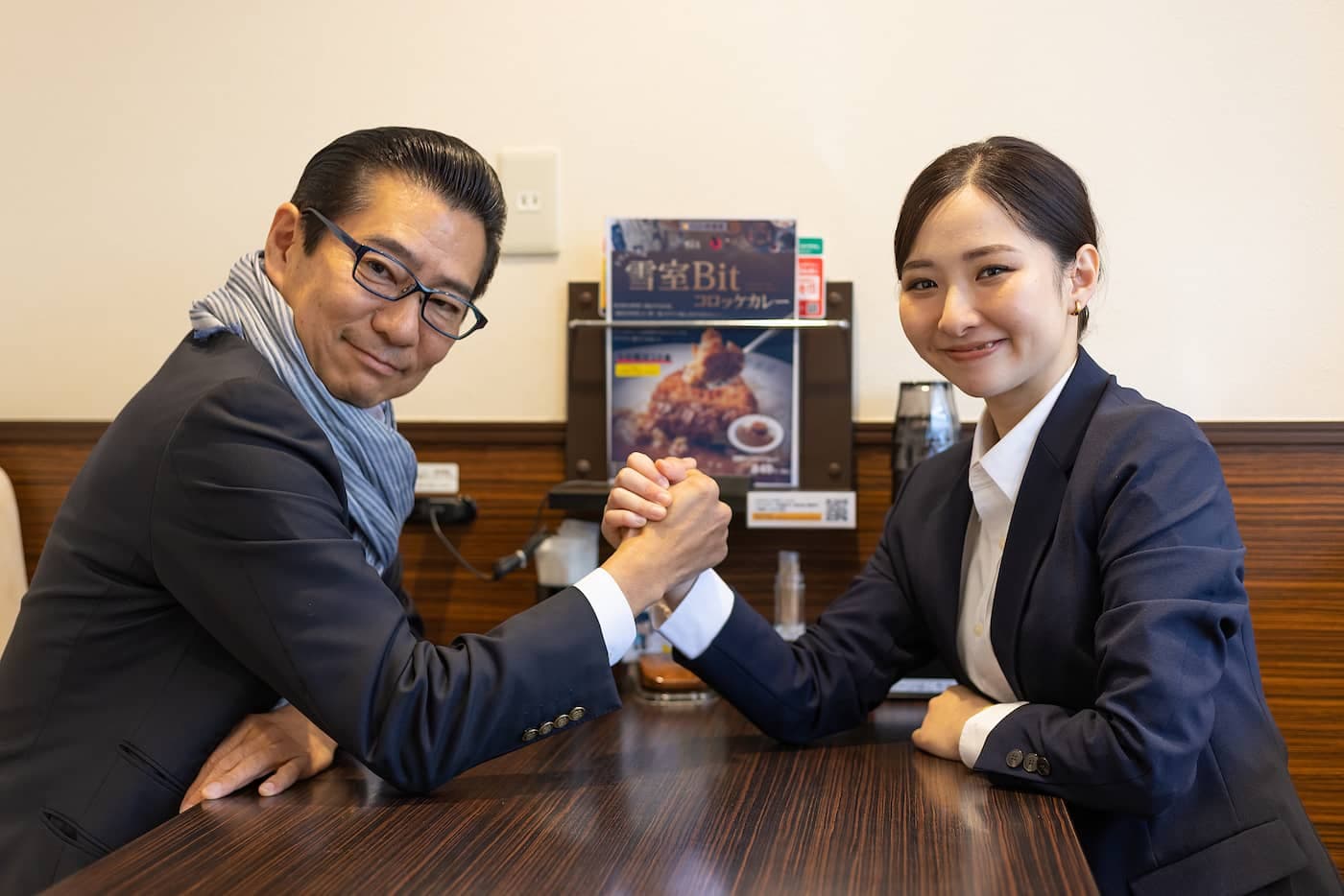 現任社長西牧大輔（左）認為諸澤莉乃（右）有著活力以及燦爛的笑容，非常值得信賴。（翻攝自SkyScraper官網）