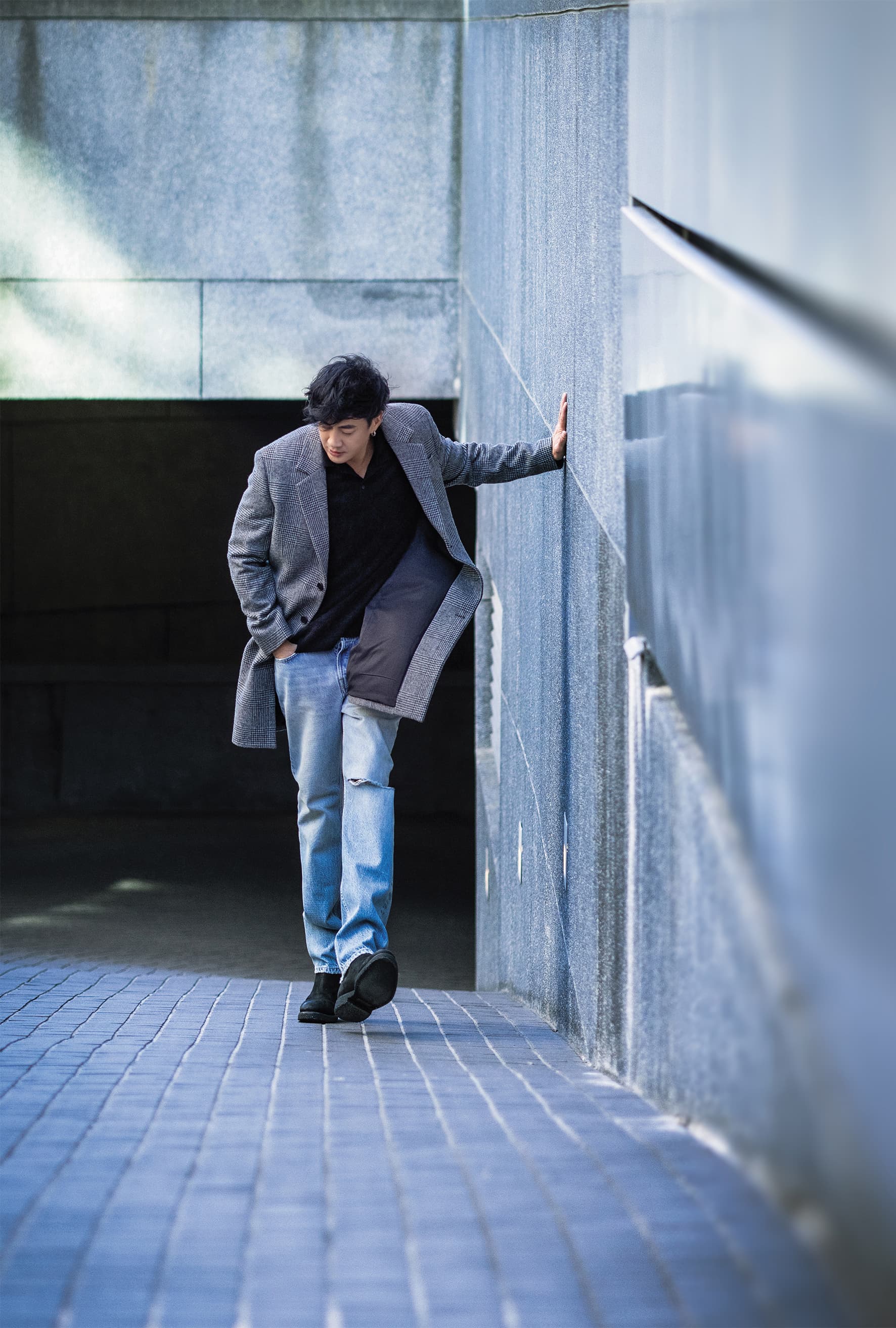 導演的新作《不如海邊吹吹風》，不是何潤東慣常的黑暗面向，所以何潤東練習把自己的感受放大，「時常去把內心打開，有時我看他們演戲，我自己都哭了。」
