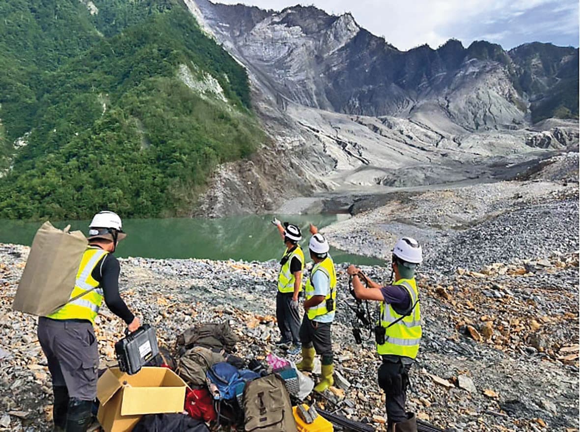 馬太鞍溪上游堰塞湖水位高漲，溪谷內土石堵塞形成大壩，專家早於災前數日警告一旦溢流，後果不堪設想。（翻攝馬太鞍溪堰塞湖監測紀實官網）