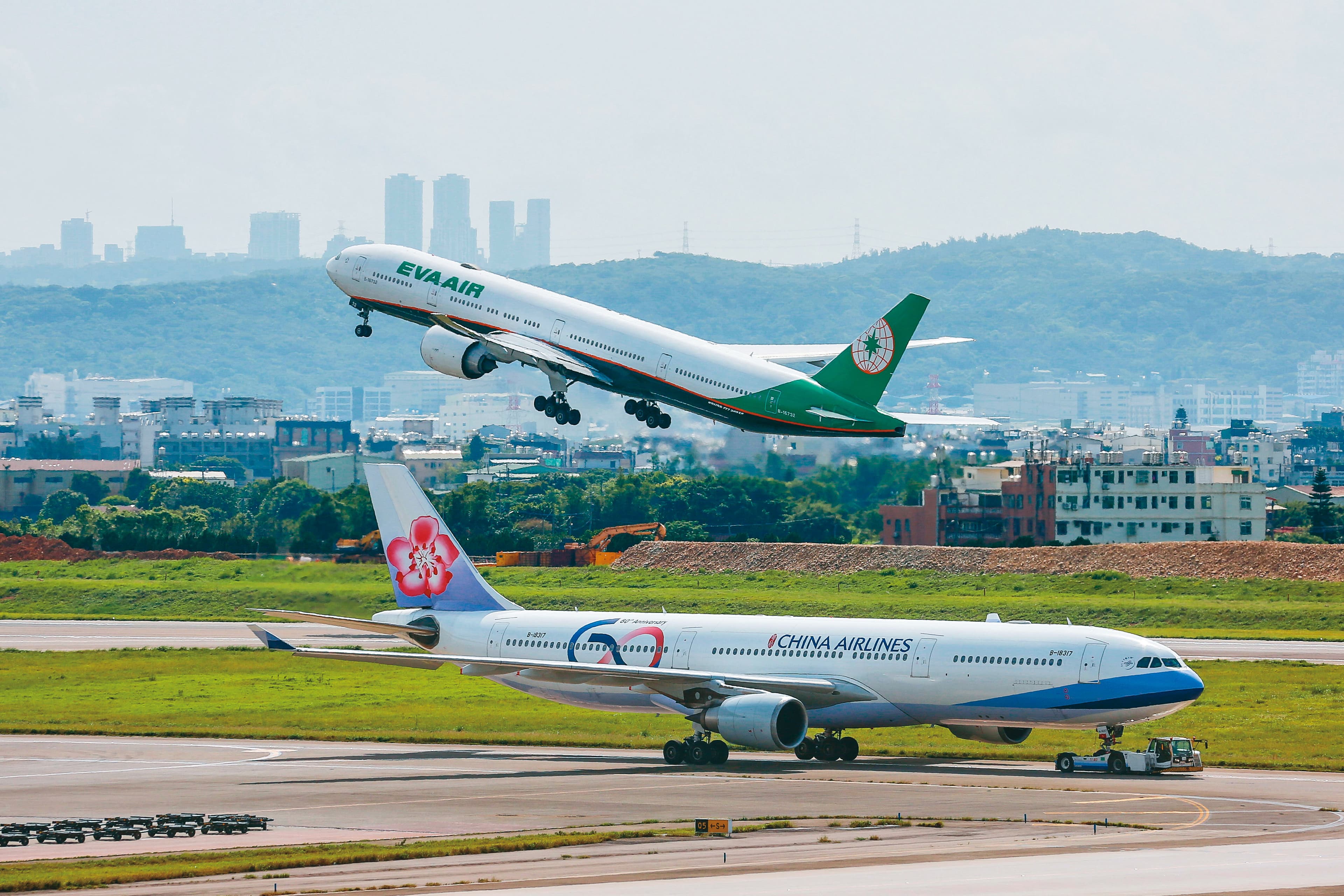 華航、長榮深耕歐洲市場數十年，近年持續加碼航班與機隊運能。（資料照片）