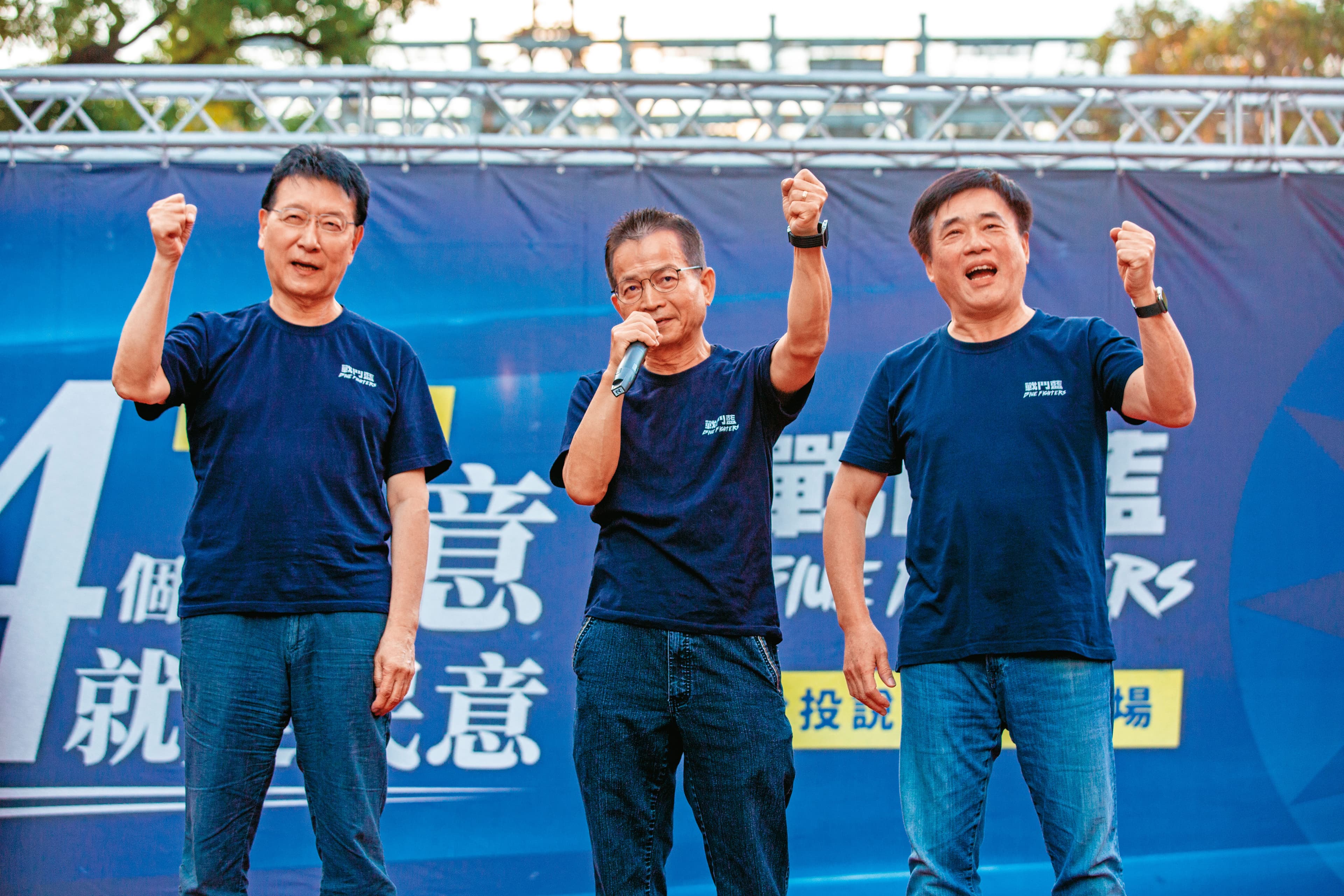 趙少康（左）所領軍的戰鬥藍力推韓國瑜歸隊促藍白合。