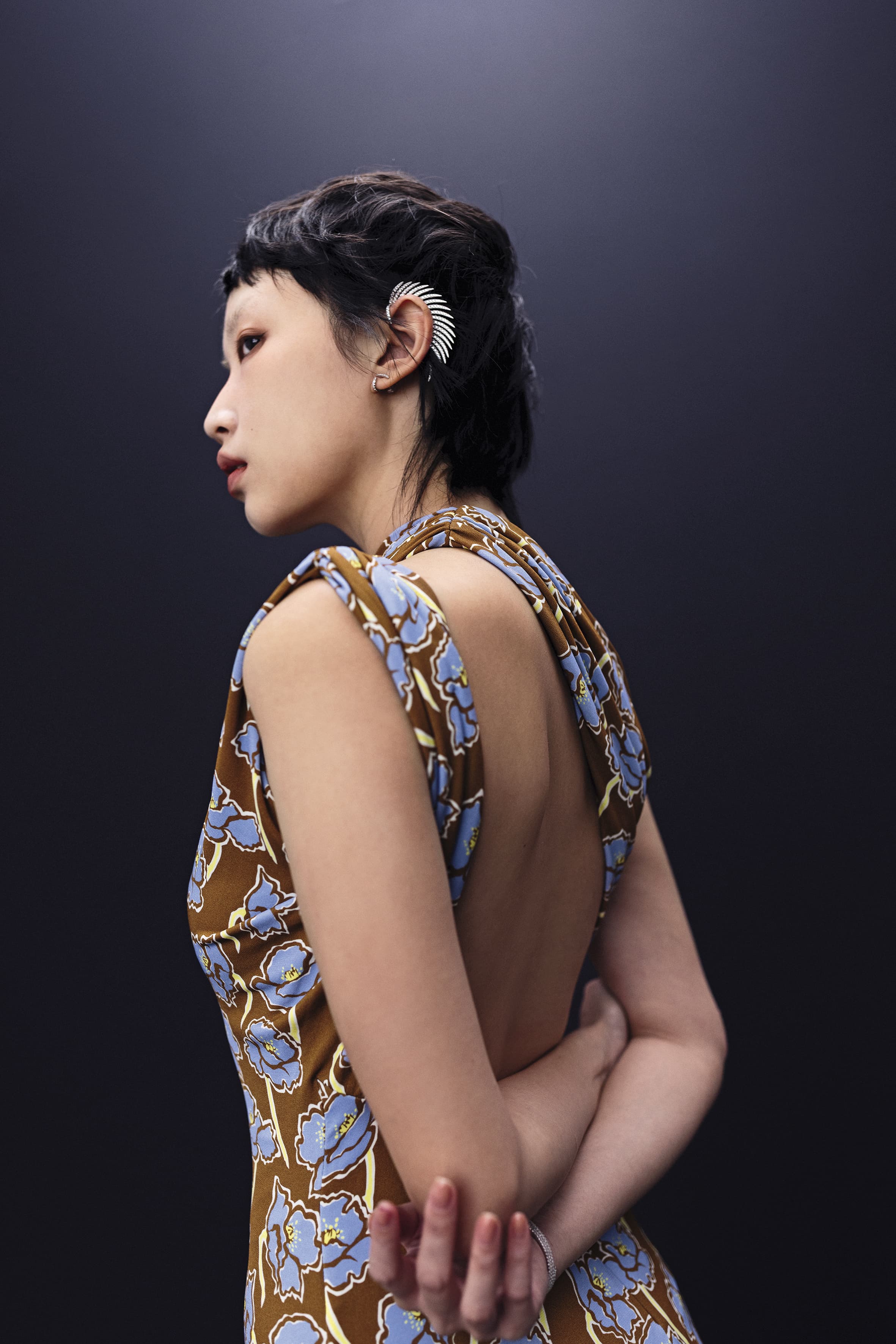Poppies單肩中長連身裙 NT$107,000 by VERSACE
