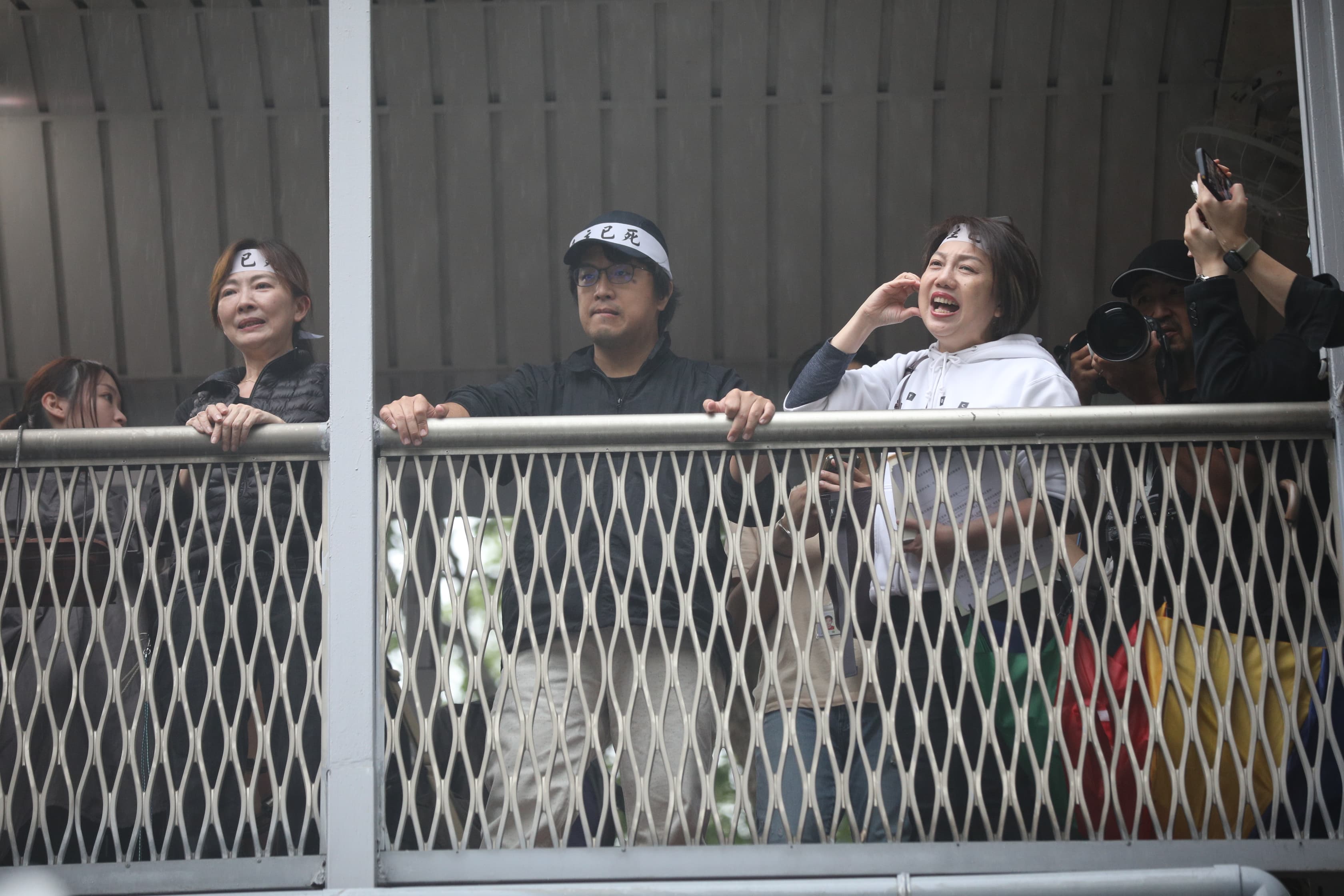 綠委郭昱晴（左起）、沈伯洋和范雲對抗議民眾致意。