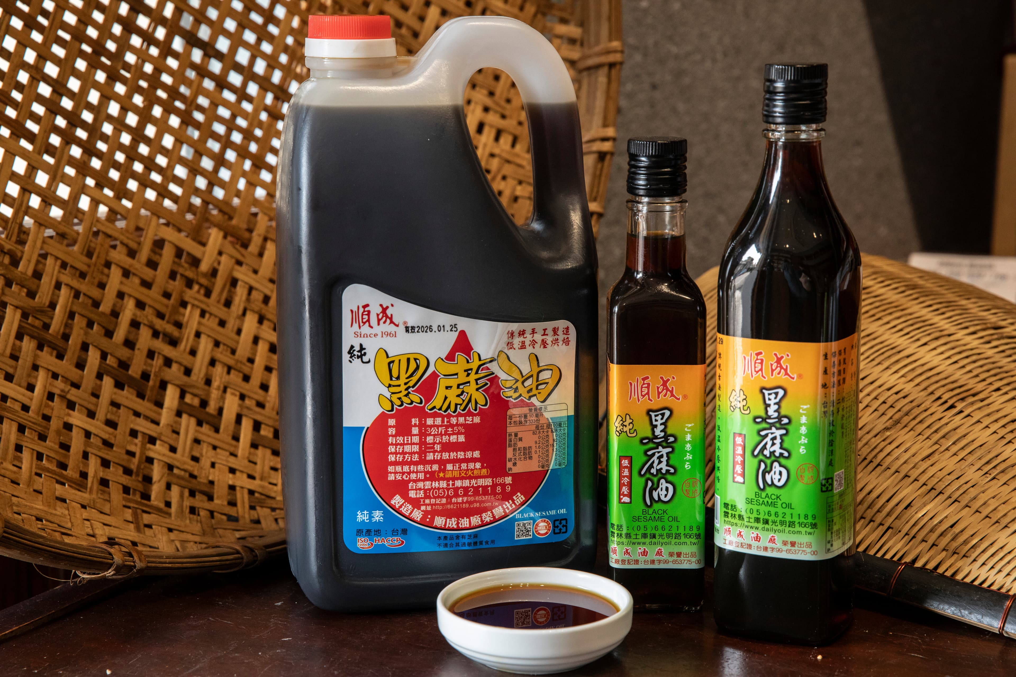 順成黑麻油經炒焙、冷壓榨油，味道濃厚。（左起冷壓純黑麻油，1,250元/3公斤；第一道頂級黑麻油頭，230元/250ml；330元/560ml）
