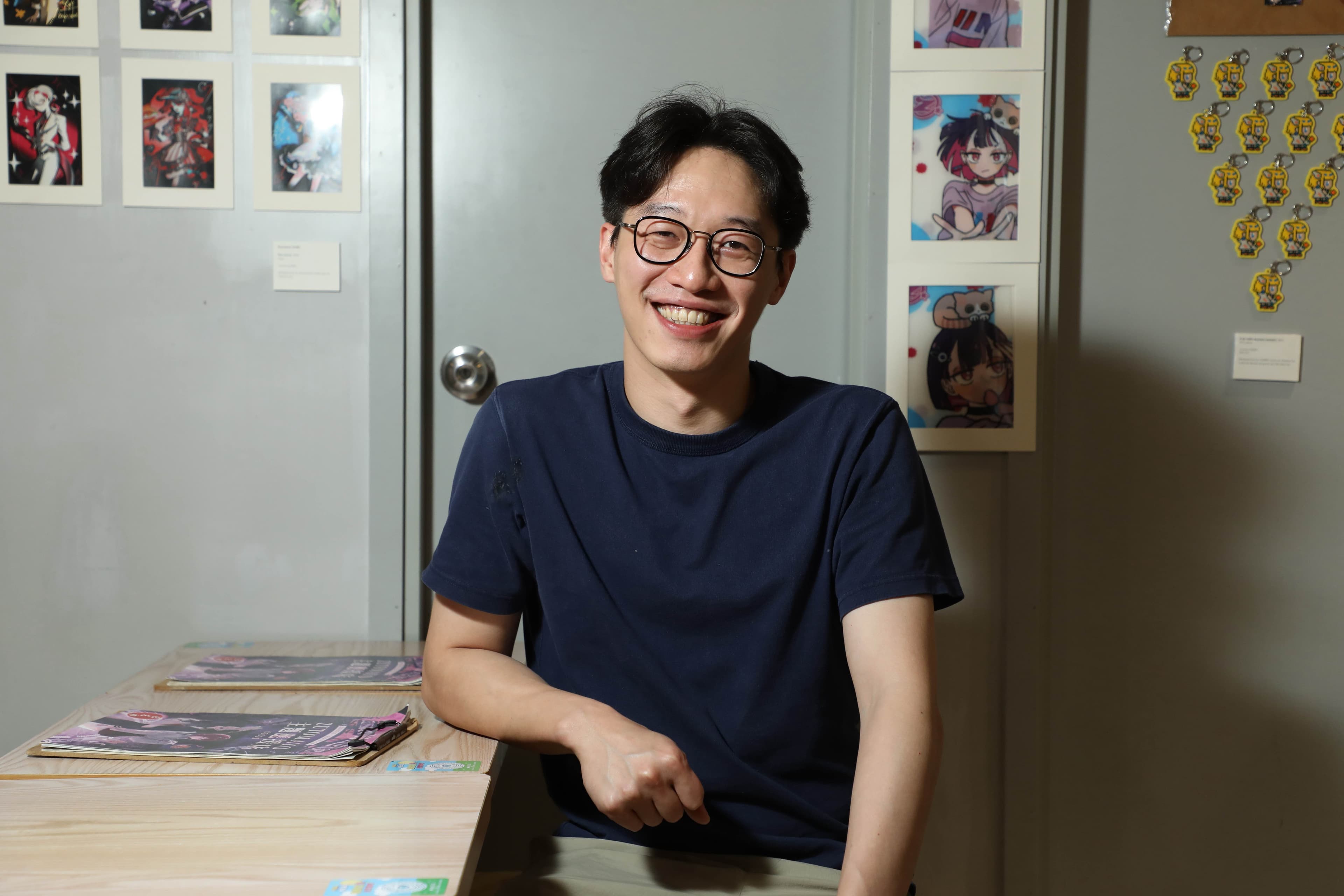 1992年出生的老闆Jeffrey，辭去上班族工作投入糖水店學藝，從基礎功夫做起，堅持以古法製作糖水，希望傳統糖水文化在新世代傳承下去。