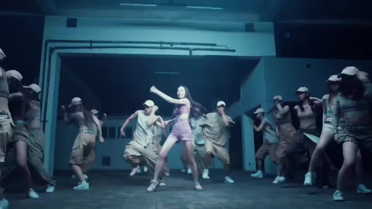 馨瑩換上粉色馬甲與短褲，站在舞群中央大秀舞技。（翻攝永齡銘馨盃臉書）