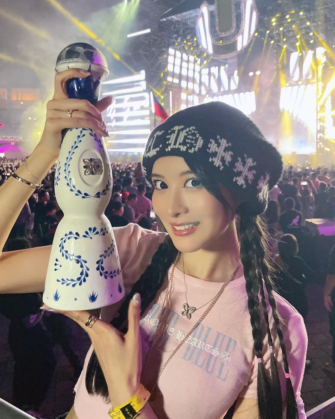 相澤南拿著酒瓶拍照，笑說感覺很帥但自己根本沒辦法喝酒。（翻攝相澤南INS）