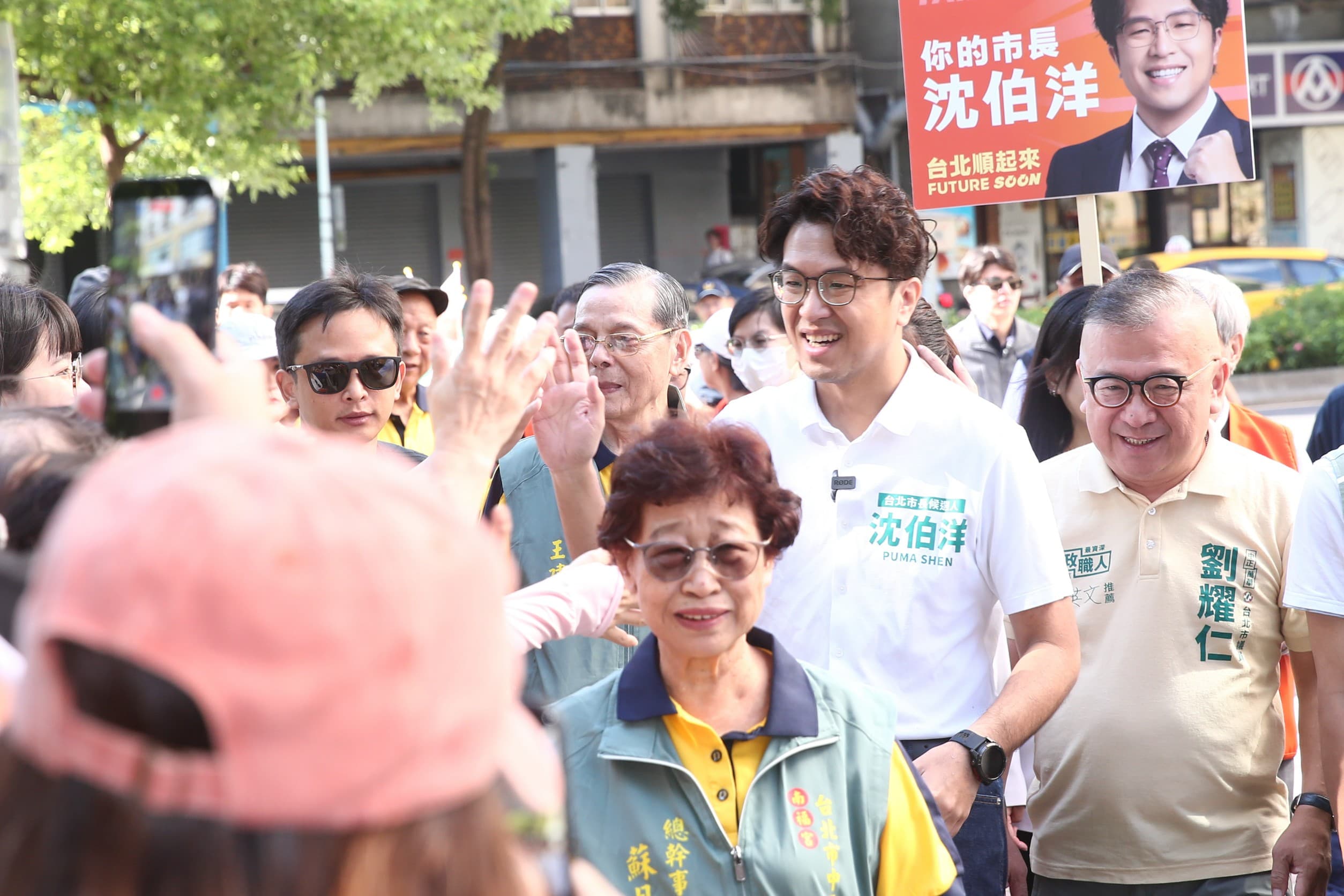 金峰魯肉飯老闆娘蘇月雲（前）公開祝福沈伯洋高票當選。（鏡報李鍾泉）