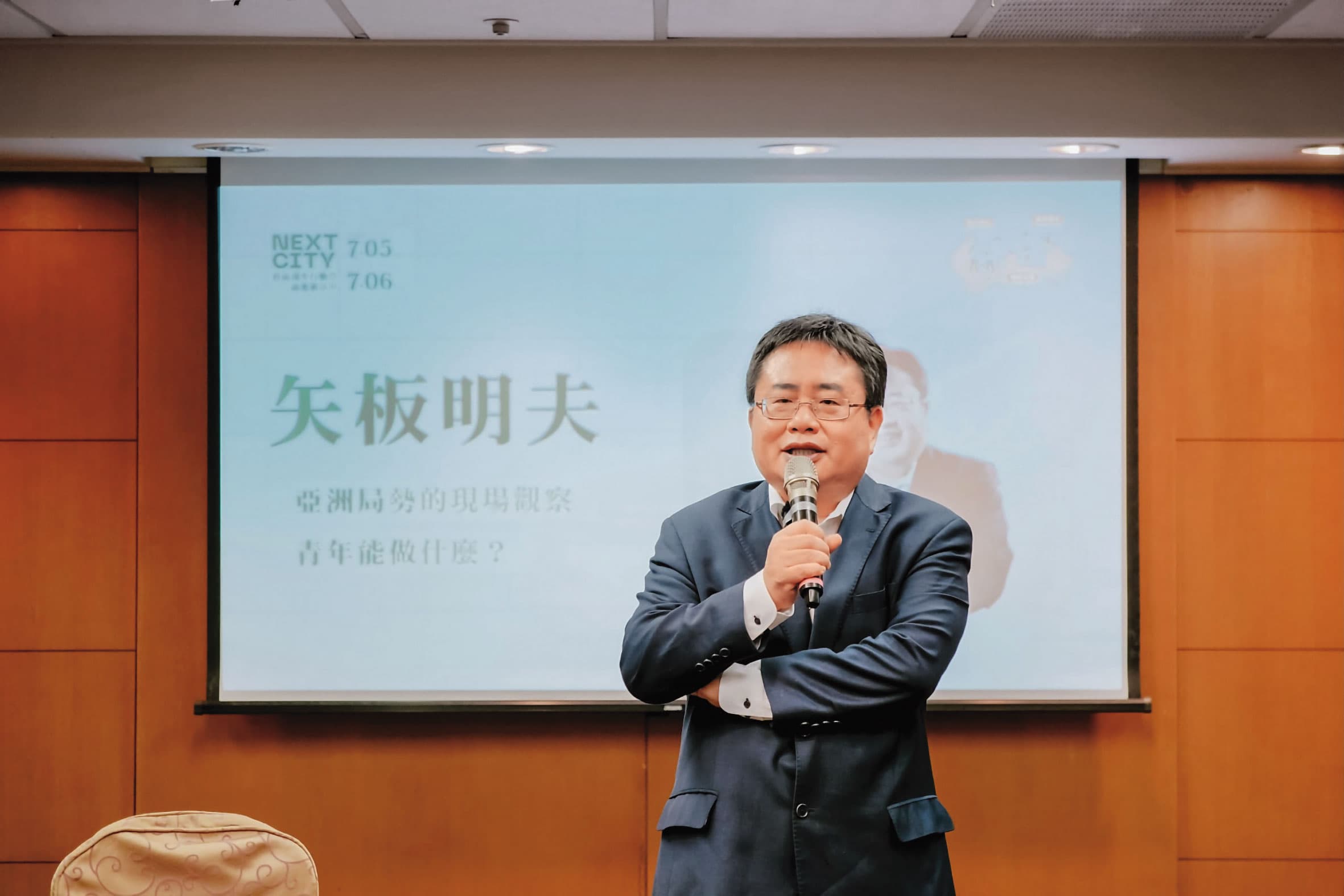 矢板明夫上週一在台中演講後，遭毆打受傷。（翻攝春雨文教基金會臉書）