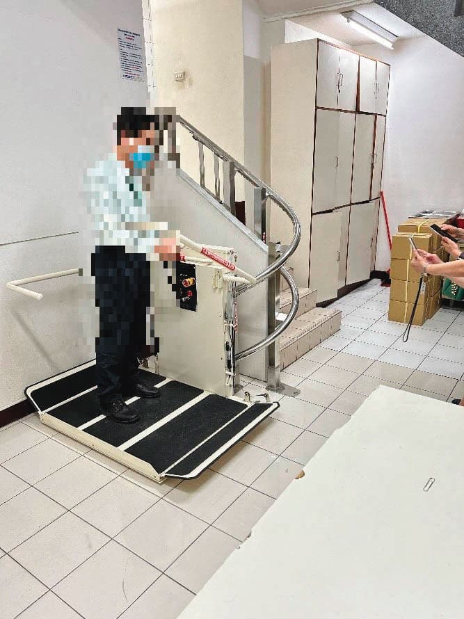 監委紀惠容前往多處公共場所履勘，確認樓梯升降設備存在安全隱憂。（翻攝監察院官網）