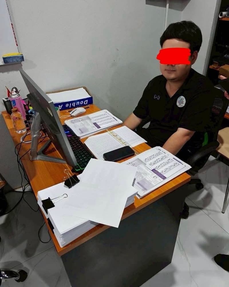 警方懷疑，這些人正利用電腦程式修改考生答案卡資料，使答案內容與官方公布成績相符，藉此偽造考生成績。（翻攝自hilight.kapook.com）