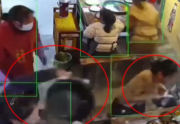 鄰桌的美女顧客無預警被熱湯淋臉，痛到驚聲尖叫。（翻攝微博）