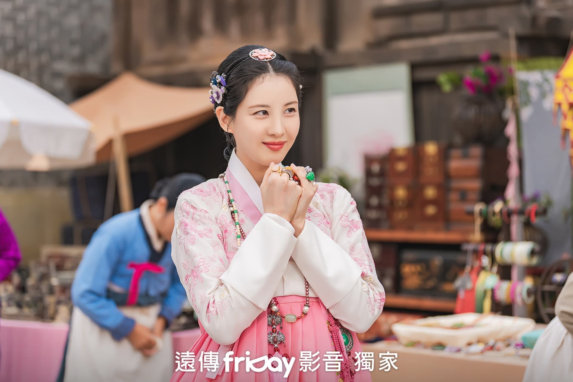 徐玄在《我奪走了公爵的初夜》一人分飾三角，努力在語氣、表情上做出不同的呈現。（friDay影音提供）