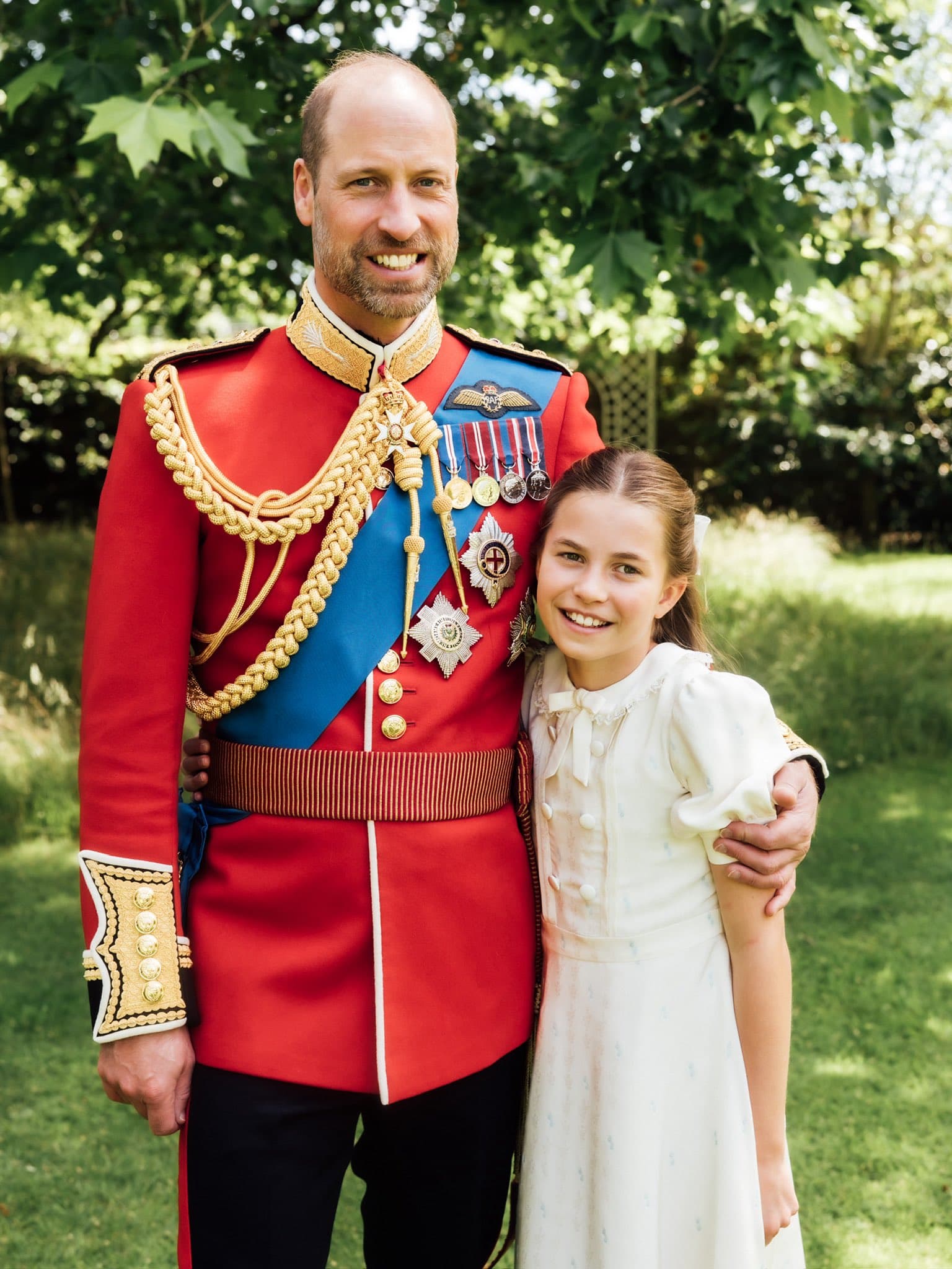 夏綠蒂公主（右）跟爸爸威廉（左）長得很像。（翻攝X@KensingtonRoyal）