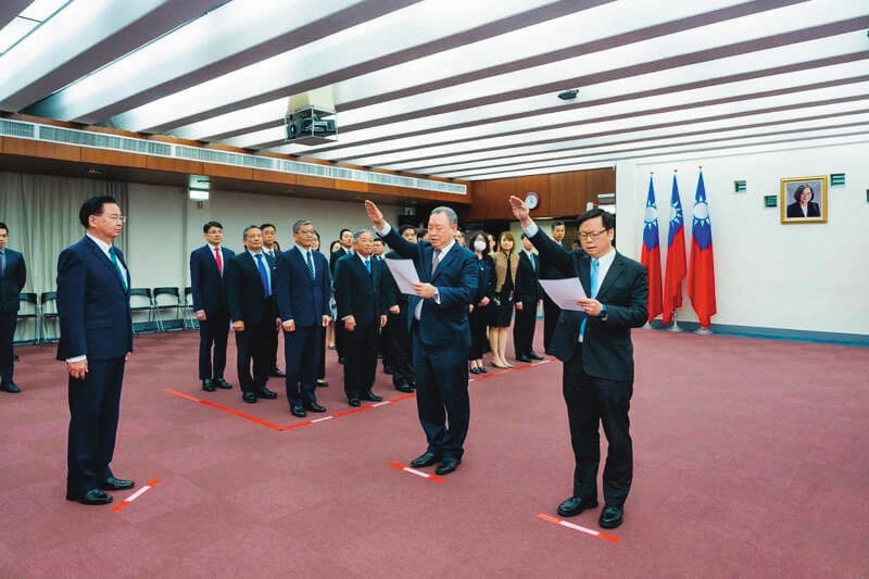 俞大㵢（前右）去年底接任駐美代表，在外交部宣誓就職。（外交部提供）