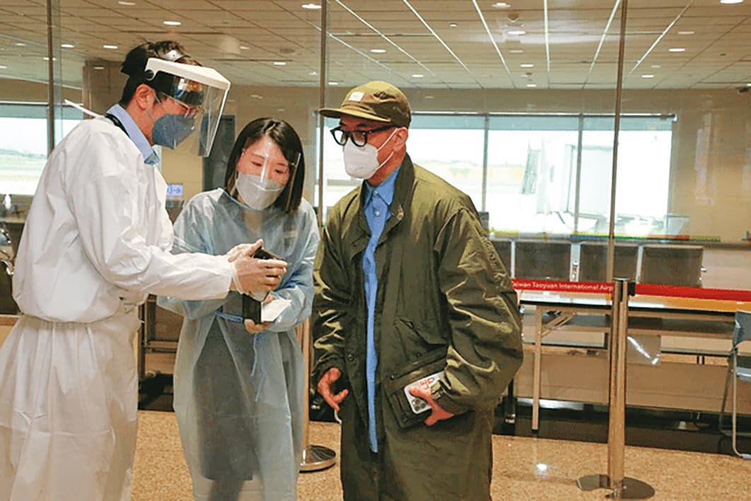 2022年疫情期間，具俊曄（右）來台和大S相聚。（桃園機場記者聯誼會提供）