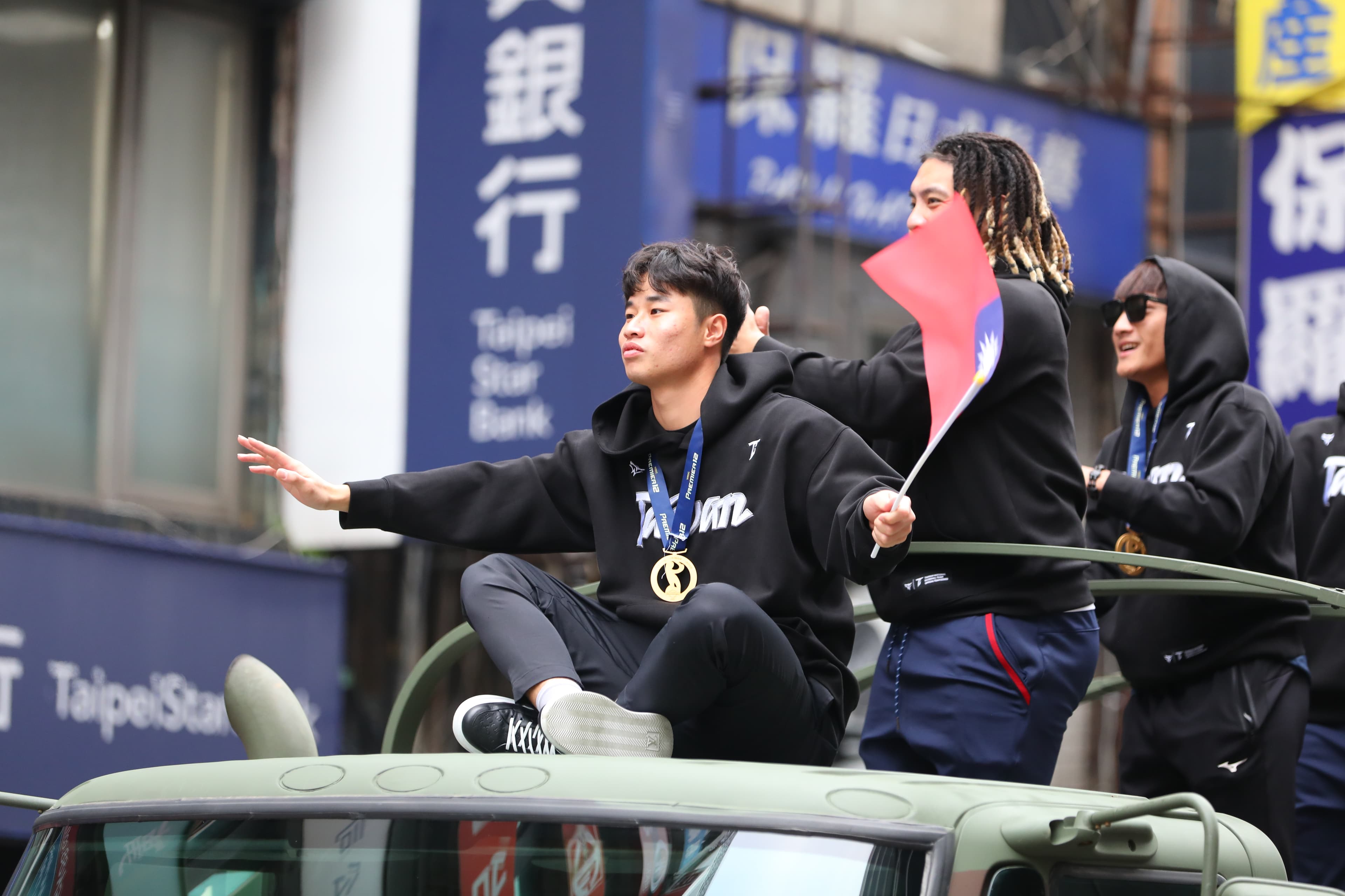 王牌投手林昱珉坐在車頂。
