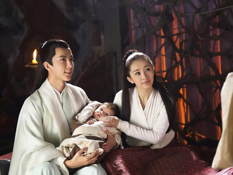 曾與于朦朧合作《三生三世十里桃花》的楊冪，得知噩耗後也在社群平台發文悼念。（翻攝自微博新浪娛樂）