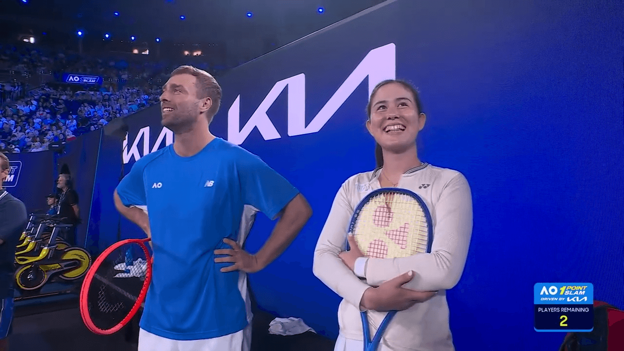 喬安娜在決賽中敗給史密斯（左），但仍圈粉無數。（翻攝 Australian Open YouTube頻道）