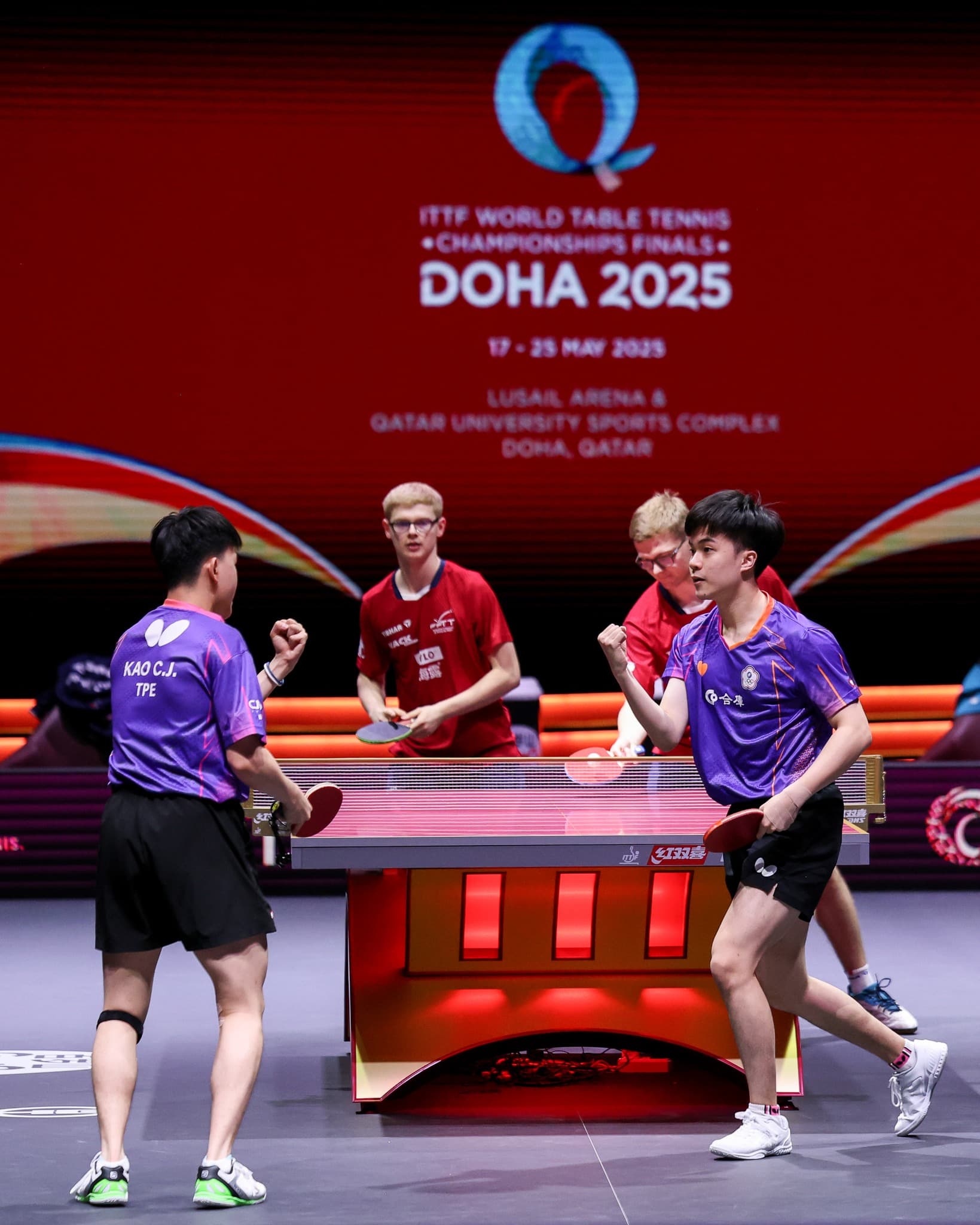 「柚香林萌」擊敗法國勒布倫兄弟檔，闖入世錦賽金牌戰。（翻攝World Table Tennis 臉書）