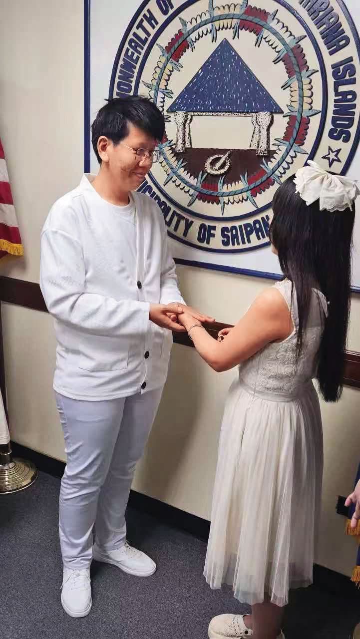 洪羽伶（左）與王心（右）在今年1月飛往塞班島登記結婚。（洪羽伶提供）