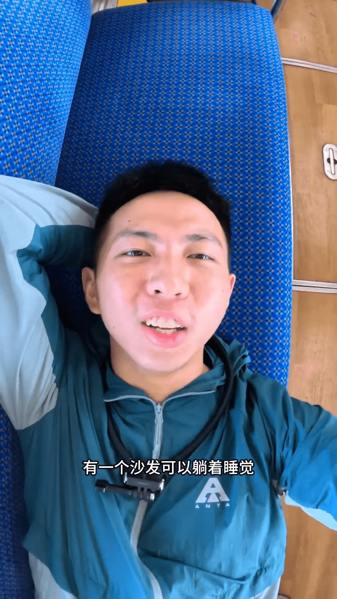  他搭乘南海電車時完全不理會其他乘客，直接橫躺在列車座椅上，還誇張如「猴子」玩起電車上的拉環。（翻攝自一棵樹YT頻道）