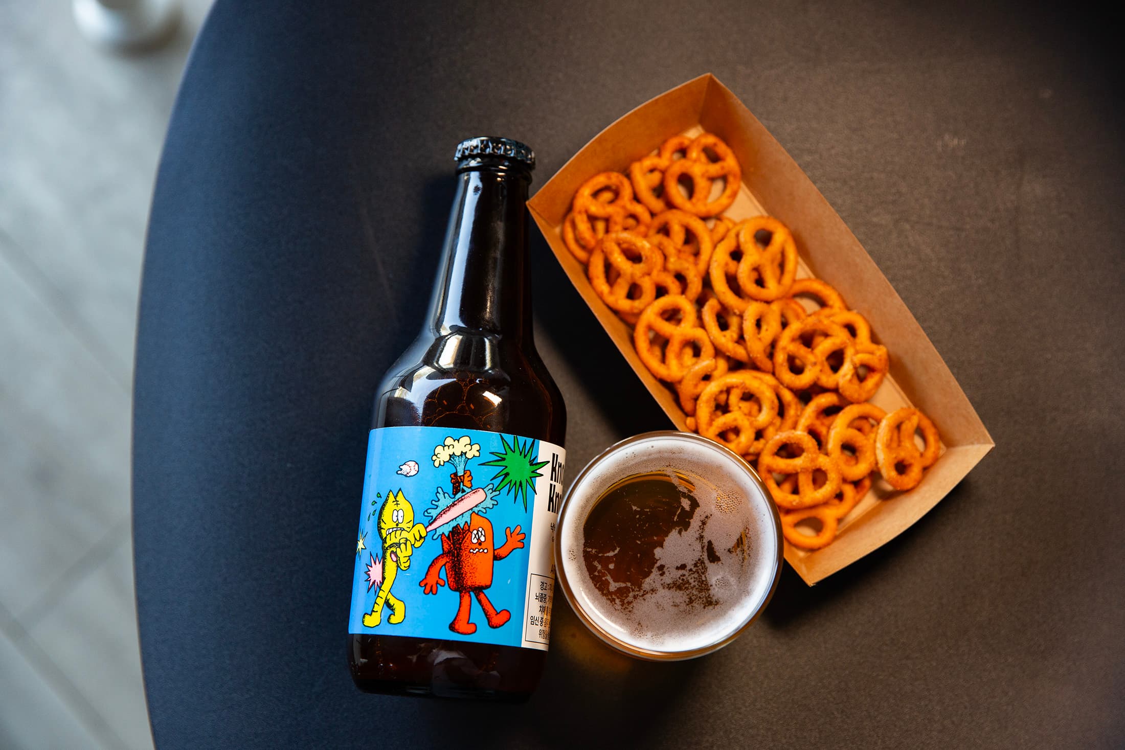 參觀酒廠後，可在一旁的品飲空間試飲一杯生啤，搭配德式蝴蝶餅，十分過癮。
