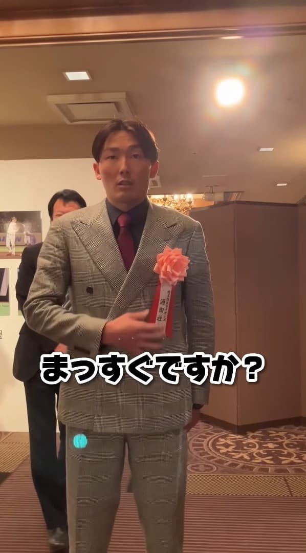 源田壯亮似乎刻意把左手放身後，有些不自然。（翻攝西武獅YT）
